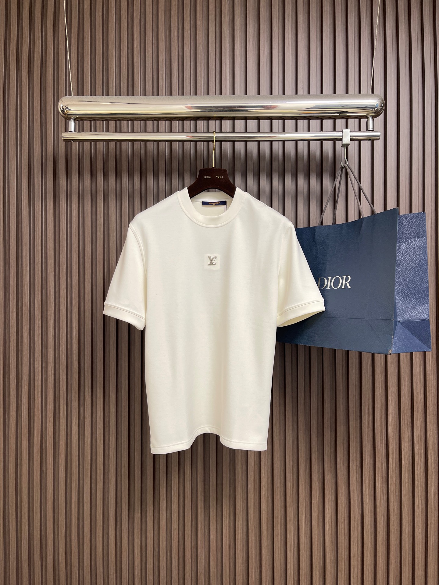 NO:597861,LV 2026SS early spring hardware logo logo round neck short-sleeved T-shirt is a must-have item in the men's wardrobe to help you create daily looks. It is made of organic cotton and is decorated with a hardware logo logo on the chest, which makes it more elegant. The L.Vuitton Deposee woven label is decorated on the back, adding a sense of fashion. Sizes M-3XL, louis vuitton, T-shirt, tees, t-shirt, alexander wang19860909LV 2026SS早春五金logo标识圆领短袖T恤,是男士衣橱中的必备单品,助您打造日常造型.它采用有机棉精制而成,胸前饰有五金logo标识,更显优雅气质.背面饰有L.Vuitton Deposee编织标签,更添时尚感.尺码M-3XL,,louis vuitton,T-shirt,tees，t-shirt,alexander wang,Men's clothing