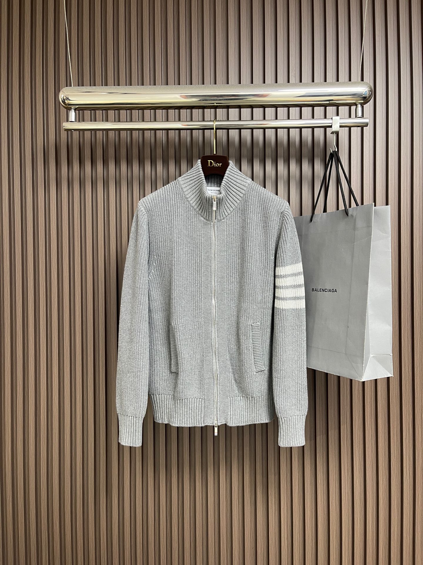 NO:597872,Thom Browne TB basic classic color-blocked zipper four-bar knitted wool sweater. 2025Fw imported wool blended fabric. High-end version, customized fabric. Highly breathable and comfortable. Seiko production. Impeccable details. Customized logo engraved buttons. Complete with three labels. Brand element design concept, reflecting high quality. It feels delicate and soft!  Presenting casual tailoring, the upper body shape is great. Sizes M-3XL,,sweaters,alexander wang19860909Thom Browne TB 基础款经典拼色拉链四条杠针织羊毛毛衣 2025Fw进口羊毛混纺面料 高端版本,定制面料 透气舒适度高,精工制作,细节处理完美无可挑剔,定制logo刻字纽扣,三标齐全.品牌元素设计理念,体现高品质.手感细腻柔软！呈现休闲裁剪,上身版型超赞.尺码M-3XL,,sweaters,alexander wang,Men's clothing