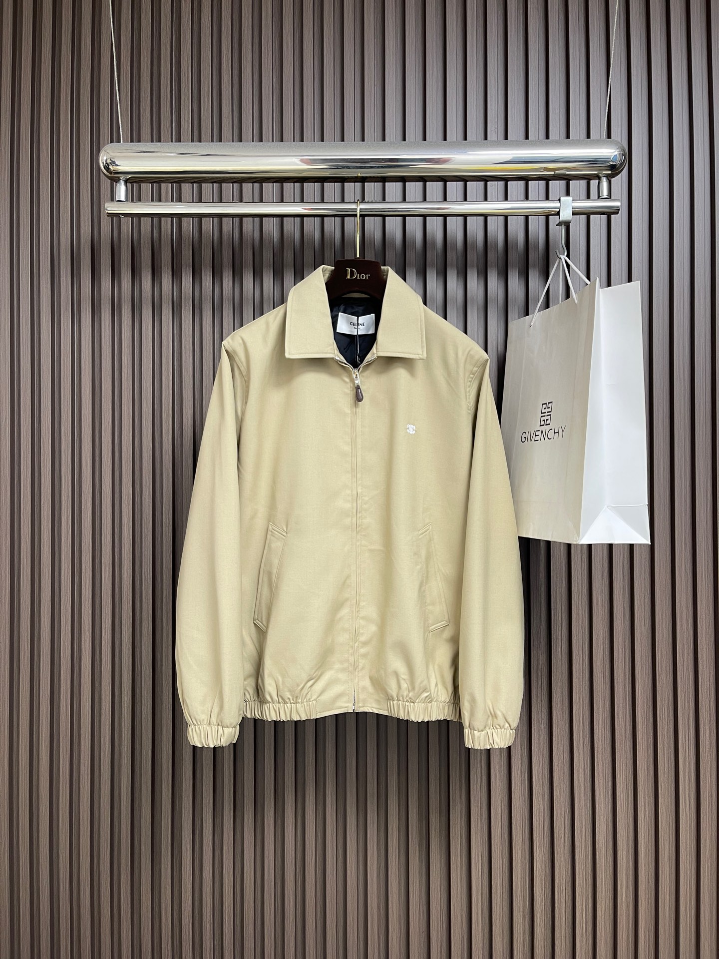 NO:606927,Celine embroidered Arc de Triomphe zipper cadre jacket. The fabric is made of 32-count combed pure cotton fabric and 60% wool. It is double-layer thickened and weighs about 400 grams. The lining is matched with high-density spun lining. The zipper uses electroplated hardware and bright silver pullers, and the zipper adopts European-style imported zippers and is decorated with composite cowhide sliders. The embroidery uses 3D three-dimensional embroidery, and the Arc de Triomphe embroidery is used as an embellishment on the chest. Adding a touch of simple high-end style cotton  TRIOMPHE embroidered loose-fitting shirt collar, 2 diagonally inserted suit pockets, elastic waist and cuffs, zipper closure, and TRIOMPHE embossed leather zipper pullers. The overall line is straight and delicate, the fabric is comfortable and soft, and the color is consistent without color difference. It can be matched with the same style to create a fashionable look and control various occasions. Customized accessories, complete three standards, same style for men and women!  Size S-XL,,celine,jackets & coats,jackets & coats,shirts,business suit,cowhide,alexander wang19860909Celine 刺绣凯旋门拉链干部夹克外套,面料采用32支精梳纯棉面料,搭配羊毛60％羊毛成份定织.双层复合加厚,克重约为400克.内衬搭配高密纺丝里.拉链采用电镀五金亮白银拉条,拉链采用欧款进口拉链,搭配复合牛皮拉头装饰.刺绣采用3D立体刺绣,胸前以凯旋门刺绣作为点缀.添加出一丝简约高端风格棉 TRIOMPHE刺绣宽松版型衬衫领,2个斜插西装袋弹性腰头和袖口,拉链开合,配TRIOMPHE压花皮革拉链头.整体走线平直细腻,面料舒适柔软,颜色一致无色差 能与同款搭配营造时尚造型,驾驭各种场合,定制辅料,三标齐全,男女同款！尺码S-XL,,celine,jackets & coats,jackets & coats,shirts,business suit,cowhide,alexander wang,Men's clothing