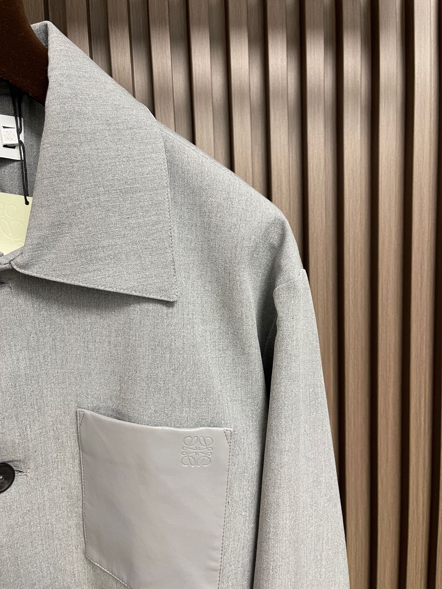 🛒🛒LOEWE 罗意威羊皮口袋西装外套，面料1:40支粗斜纹羊毛西装料，该款面料采用双层羊毛西装面料，羊