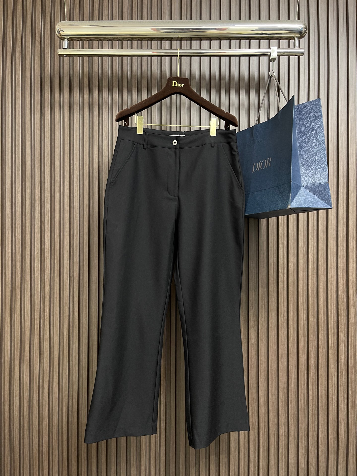 NO:609566,MiuMiu  2025SS logo embroidered straight wool trousers. The fabric is made of 100-count ultra-fine merino wool blend. The wool fabric has a tight and moderate texture. It has good drape and is comfortable on the upper body to support the top-notch soul of these trousers. The body is cut three-dimensionally and returns to traditional craftsmanship. Through segmentation, folding, shrinking, and stretching techniques, the bottoms are all hand-picked, and the waistband and lining are all hemmed.  The French and back originals are made with the same light and dark thread double thread method. The so-called slow work and meticulous work are the respect for the material, the pursuit of feel, and the workmanship is complicated and cumbersome. Customized molded bright silver engraved buttons, customized molded opti zippers, and complete three-standard accessories. Suitable for various occasions and styles, high-standard sewing workmanship, top quality in the industry. Sizes S-XL, miumiu, alexander  wang19860909MiuMiu 2025SS徽标刺绣直筒羊毛西裤,面料采用100支超细美丽诺羊毛混纺,羊毛面料质感紧密适中,悬垂性好上身效果舒服才能撑起这件西裤拔尖的灵魂.人体立体裁剪,回归传统工艺手法,通过分割、折叠、抽缩、拉展技术手法,下脚全手工挑脚做法,裤腰、内里全部包边做法、背面原版一致明暗线双线做法,所谓慢工出细活是对材料的尊重,对手感的追求,做工复杂繁琐.定制开模亮银刻字纽扣,定制开模opti拉链,三标辅料配套齐全.适应各种场合风格,高标准缝纫做工,行业顶尖品质.尺码S-XL,,miumiu,alexander wang,Men's clothing