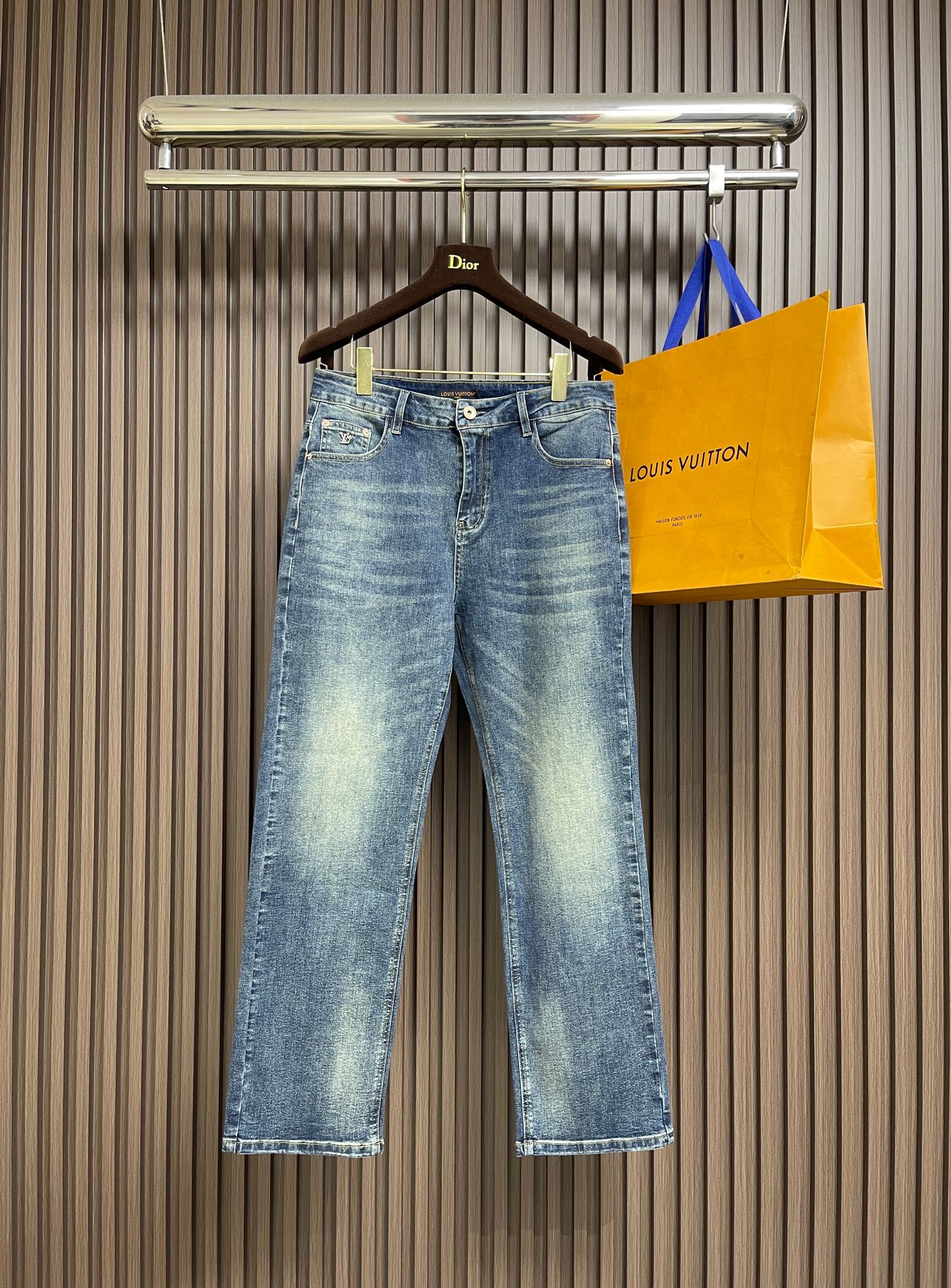 NO:606906,LV washed denim jeans, these jeans are from the 2025ss autumn and winter show, using washed denim to interpret the texture of Epi grain leather. The nubuck leather is added with patches and Mini Damier labels, buttons and rivets. Size 28-38 No 35 37,, louis vuitton, jeans, alexander wang19860909LV 水洗丹宁牛仔裤,本牛仔裤出自 2025ss秋冬秀场,以水洗丹宁布演绎 Epi粒面皮革质感.正绒面革 以贴饰与 Mini Damier 标签,纽扣及铆钉再添考究笔触.尺码28-38 无35 37,,louis vuitton,jeans,alexander wang,Men's clothing