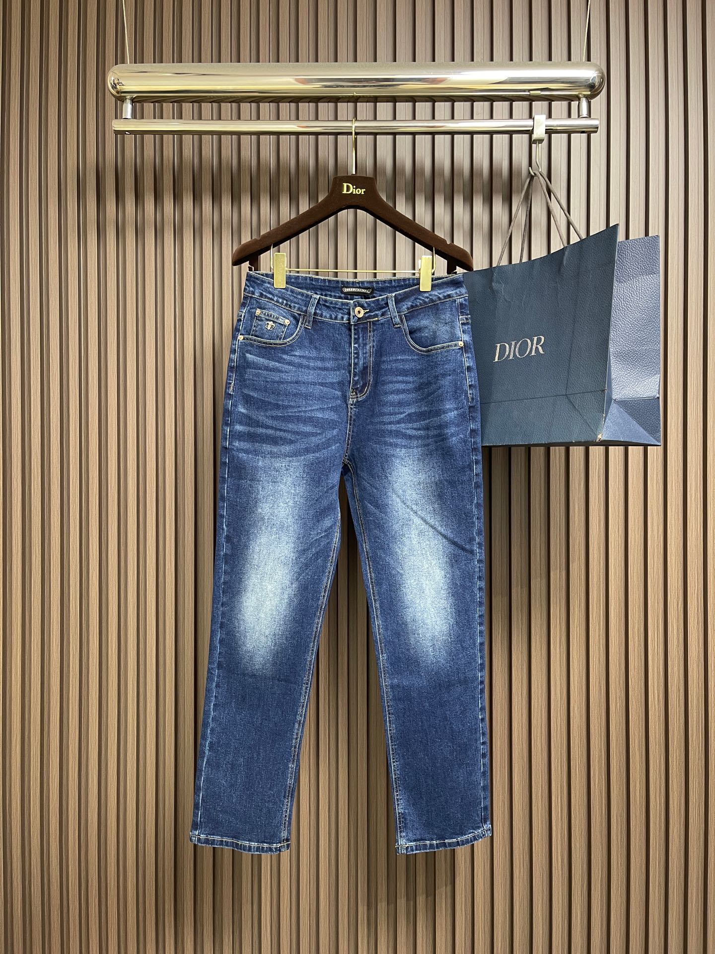 NO:601199,Chrome Hearts CH Cross Hardware Logo Jeans, available in different washes and textures, are very friendly to people with thin legs and thick legs. The straight version is very flattering to the leg shape. The timeless and moderate length makes it easy to match casually. It is the basis of various styles and is a must-have in the wardrobe!  The fabric is stiff but also makes the upper body soft without losing texture. The washing process is even more perfect. It is a must-have item for everyone!  Size 28-38 No 35 37,,chrome hearts,chrome hearts,jeans,alexander wang19860909Chrome hearts CH 克罗心 十字五金标识牛仔裤,不同水洗质感的款式,对腿细腿粗人士十分友好,直筒的版型十分修饰腿型 永不过时的适中长度,搭配起来轻松随意,各种风格的造型基础,衣橱中的必备款！面料硬挺的同时又做到了上身柔软而不失质感的效果,洗水工艺更是做到了极致,人手必备款！尺码28-38 无35 37,,chrome hearts,chrome hearts,jeans,alexander wang,Men's clothing