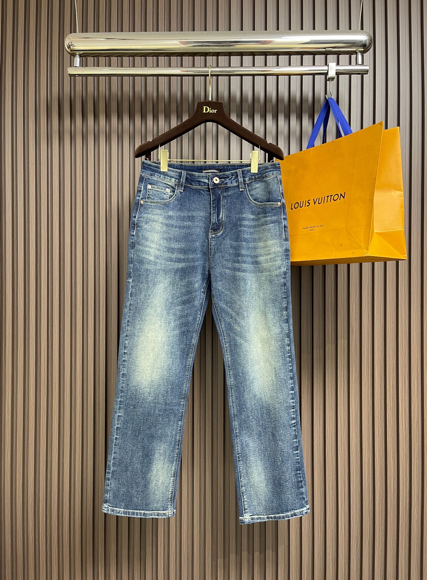 NO:601196,Chrome Hearts CH Cross Hardware Logo Jeans, available in different washes and textures, are very friendly to people with thin legs and thick legs. The straight version is very flattering to the leg shape. The timeless and moderate length makes it easy to match casually. It is the basis of various styles and is a must-have in the wardrobe!  The fabric is stiff but also makes the upper body soft without losing texture. The washing process is even more perfect. It is a must-have item for everyone!  Size 28-38 No 35 37,,chrome hearts,chrome hearts,jeans,alexander wang19860909Chrome hearts CH 克罗心 十字五金标识牛仔裤,不同水洗质感的款式,对腿细腿粗人士十分友好,直筒的版型十分修饰腿型 永不过时的适中长度,搭配起来轻松随意,各种风格的造型基础,衣橱中的必备款！面料硬挺的同时又做到了上身柔软而不失质感的效果,洗水工艺更是做到了极致,人手必备款！尺码28-38 无35 37,,chrome hearts,chrome hearts,jeans,alexander wang,Men's clothing