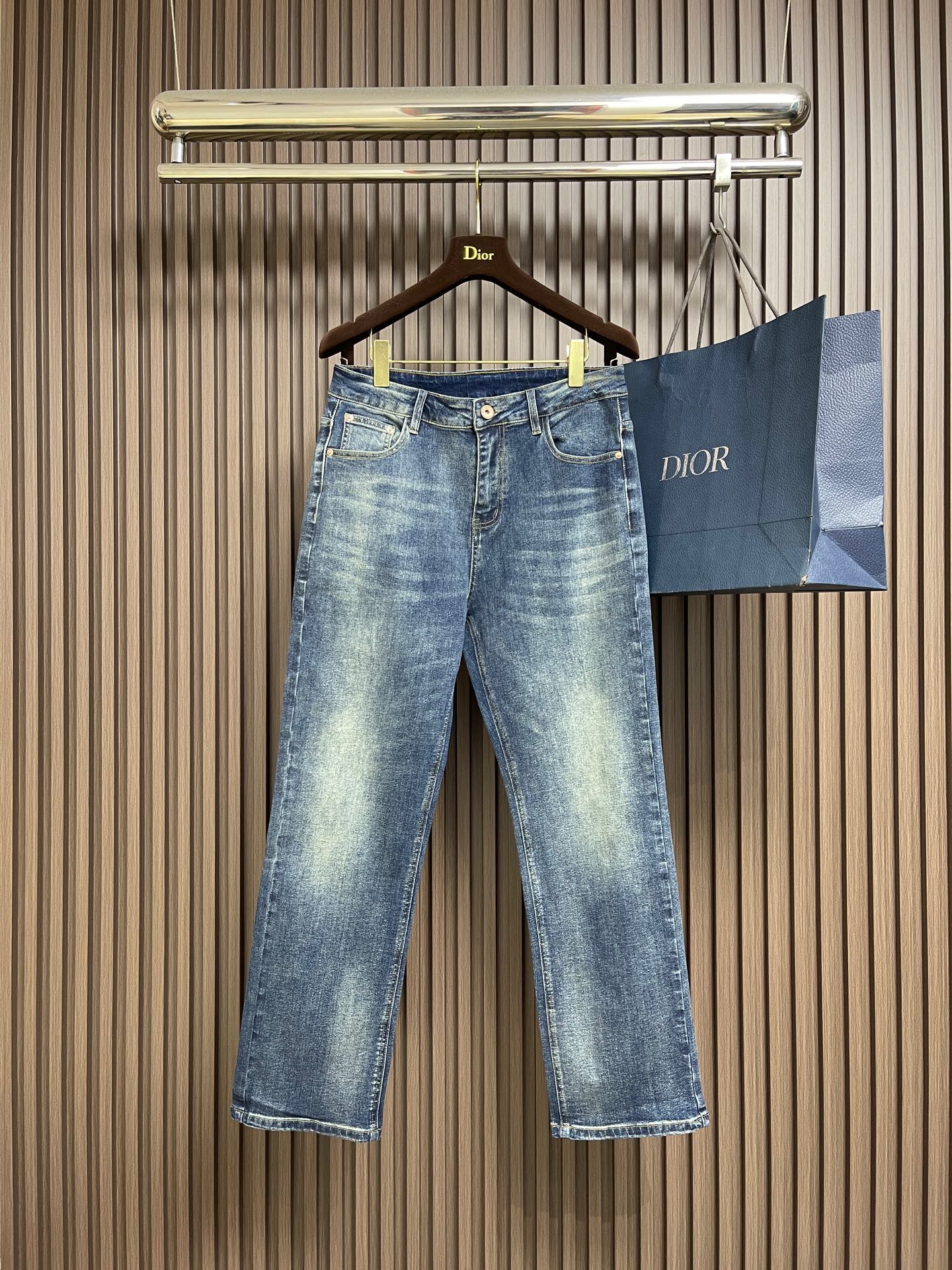 NO:601205,LV  The 2025ss new mushroom logo jeans, with its unique design concept, perfectly combine fashion and practicality, becoming a trendy item for both men and women. They are made of high-quality denim fabric and processed with special processes. The back pockets show a low-key and layered pattern, which not only retains the classic charm of denim, but also adds a bit of delicacy and elegance. In terms of style design, it uses  The loose and straight cut not only modifies the leg shape, but also gives the wearer a high degree of comfort and freedom. Whether it is simple or handsome, you can easily control a variety of styles and show your personal charm. Whether it is daily travel or outdoor adventure, this dark pattern denim can be your ideal choice, allowing you to stand out from the crowd and show your extraordinary taste. Sizes 28-38  No 35 37,,louis vuitton,jeans,alexander wang19860909LV 2025ss新款蘑菇logo标识牛仔裤,以其独特的设计理念,完美融合了时尚与实用性,成为男女皆宜的潮流单品.采用高品质牛仔面料,经过特殊工艺处理,后袋呈现出低调而富有层次的图案,既保留了牛仔的经典韵味,又增添了几分细腻与雅致,版型设计上,它采用了宽松直筒的剪裁,不仅修饰腿型,还赋予穿着者极高的舒适度与自由度.无论是搭配简约,还是帅气,都能轻松驾驭多种风格,展现个性魅力.无论是日常出行,还是户外探险,这款暗纹花牛仔都能成为你的理想选择,让你在人群中脱颖而出,彰显不凡品味.尺码28-38 无35 37,,louis vuitton,jeans,alexander wang,Men's clothing