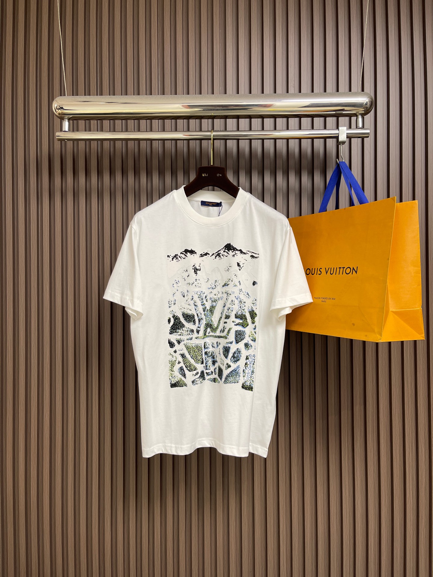 NO:598803,LV SKI ski foam flocking printed short-sleeved T-shirt is made of 60-count mercerized double-ply fabric with 1*1 Solona thread. After the garment is ready, the fabric is fermented with a special washing process to prevent shrinkage and maintain the softness of the fabric. Foam printing is used on the front, and a customized 1:1 trademark is used. The overall routing is straight and delicate, the fabric is comfortable and soft, and the color is consistent without color difference. It can be matched with the same style to create a fashionable look and control various occasions. Customized accessories, complete three standards, the same style for men and women!  Size XS-L,,louis vuitton,T-shirt,tees,t-shirt,alexander wang19860909LV SKI滑雪发泡植绒印花短袖T恤,采用60支丝光双股面料搭配1*1索罗纳螺纹.成衣后采用特殊洗水工艺面料酵洗,防止缩水保持面料柔软性.正面采用发泡印花,定制1:1商标.整体走线平直细腻,面料舒适柔软,颜色一致无色差 能与同款搭配营造时尚造型,驾驭各种场合,定制辅料,三标齐全,男女同款！尺码XS-L,,louis vuitton,T-shirt,tees，t-shirt,alexander wang,Men's clothing