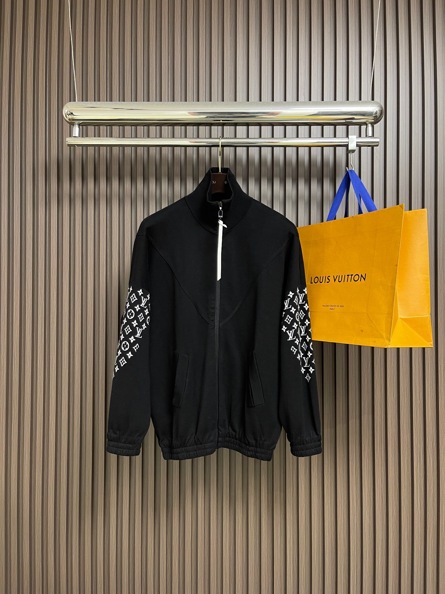 NO:597884,LV 2025SS Autumn and Winter Monogram  Elemental knitted zipper jacket. This black jacket is made of high-density cotton blended fabric, which feels thick and crisp, and is both soft and wear-resistant. The stand-up collar design and metal zipper are both warm and neat. The classic presbyopia pattern on the sleeves is made of fine jacquard.  Craftsmanship, three-dimensional and clear patterns, highlighting brand recognition. The body adopts a loose fit, smooth tailoring, comfortable to wear and free to move. There are large pockets on both sides of the front, taking into account both practicality and decoration. The inside of the collar and cuffs are double-line reinforced.  , to enhance the durability. The brand logo on the chest uses precision embossing technology, and the surface is treated with multiple layers to show a uniform luster, which is in sharp contrast with the black fabric. The inner edge is neatly wrapped, with no excess threads, reflecting the exquisite sewing technology. The overall design is simple and elegant, and the details are exquisite. From the fabric selection to the hardware accessories, every aspect reflects the pursuit of quality, making it an ideal choice for daily wear and outdoor travel. The overall wiring is straight and delicate, the fabric is comfortable and soft, and the colors are consistent and without color difference.  It can be matched with the same style to create a fashionable look, and can be used in various occasions. Customized accessories, complete with three standards, same style for men and women!  Sizes S-XL,,louis vuitton,jackets & coats,jackets & coats,alexander wang19860909LV 2025SS秋冬Monogram 元素针织拉链外套,这件黑色夹克采用高密度棉混纺面料,手感厚实挺括,兼具柔软与耐磨特性.立领设计配合金属拉链,既保暖又显利落.袖子上的经典老花图案采用精细提花工艺,图案立体清晰,彰显品牌辨识度.衣身采用宽松版型,剪裁流畅,穿着舒适且活动自如.前襟两侧设置大口袋,兼顾实用性与装饰性.领口内侧及袖口处均做了双线加固处理,增强耐穿性.胸口位置的品牌徽标,采用精密压印工艺,表面经多层处理,呈现出均匀光泽,与黑色面料形成鲜明对比.内里包边工整,无多余线头,体现了精湛的缝制工艺.整体设计简约大气,细节处理考究,从面料选择到五金配件,每一处都体现了对品质的追求,是日常穿搭与户外出行的理想选择.整体走线平直细腻,面料舒适柔软,颜色一致无色差 能与同款搭配营造时尚造型,驾驭各种场合,定制辅料,三标齐全,男女同款！尺码S-XL,,louis vuitton,jackets & coats,jackets & coats,alexander wang,Men's clothing