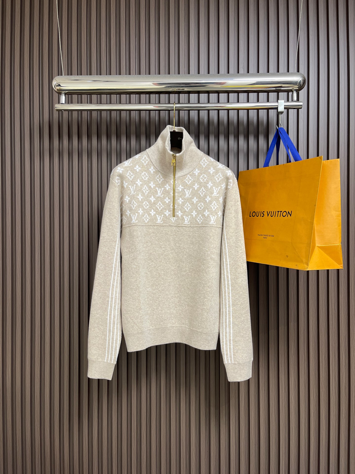 NO:600171,LV 2025SS autumn and winter ski series ribbed sheep wool half-zip pullover knitted jacket. This half-zip pullover is made of soft and warm sheep wool blend. It has a casual and elegant style and classic colors to make it a good choice for winter wardrobe. The contrasting Monogram pattern inside the collar and yoke and the dynamic stripes under the sleeves create exquisite details. Can be worn as a T-shirt or a T-shirt, suitable for both formal and casual wear. Sizes S-XL, louis vuitton, jackets &  coats,tees,t-shirt,alexander wang19860909LV 2025SS秋冬滑雪系列罗纹绵羊毛半拉链套头针织外套,本款半拉链套头衫取材柔暖绵羊毛混纺,以闲雅格调与经典色彩成就冬季衣橱佳选.衣领内与抵肩处的撞色 Monogram 图案与衣袖下方动感条纹构筑考究细节.可作或T恤,正式休闲两相宜.尺码S-XL,,louis vuitton,jackets & coats,tees，t-shirt,alexander wang,Men's clothing