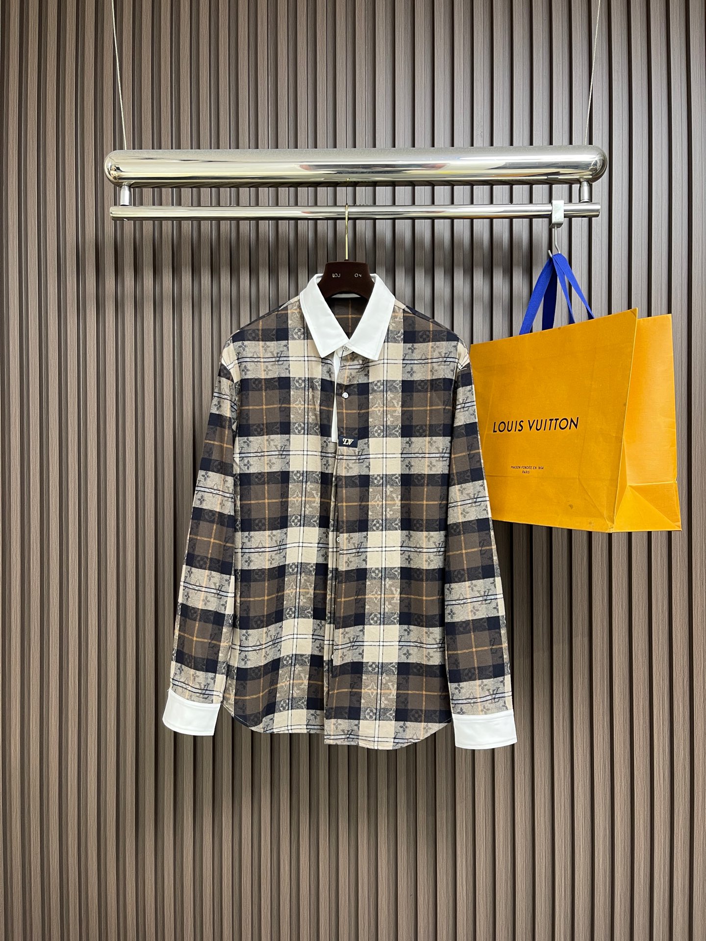 NO:600154,LV 2025ss new autumn and winter MONOGRAM flannel long-sleeved polo shirt. This long-sleeved top is made of soft cotton flannel to reinterpret the rugby polo shirt, with autumn tones to highlight the Monogram plaid jacquard. The collar is embellished with pearlescent buttons and woven LV patches, giving the hidden button front a half-open effect. The cotton poplin on the collar and cuffs highlights a neat style. Sizes S-XL, Louis  vuitton,shirts,alexander wang19860909LV 2025ss秋冬新款MONOGRAM 法兰绒长袖马球衫衬衫,本款长袖上衣选用柔软棉质法兰绒重绎橄榄球马球衫,以秋日色调烘托Monogram 格纹提花.领口点缀珠光纽扣和梭织 LV 贴饰,令暗扣前襟呈现半开襟效果.衣领和袖口的棉质府绸彰显利落风范.尺码S-XL,,louis vuitton,shirts,alexander wang,Men's clothing