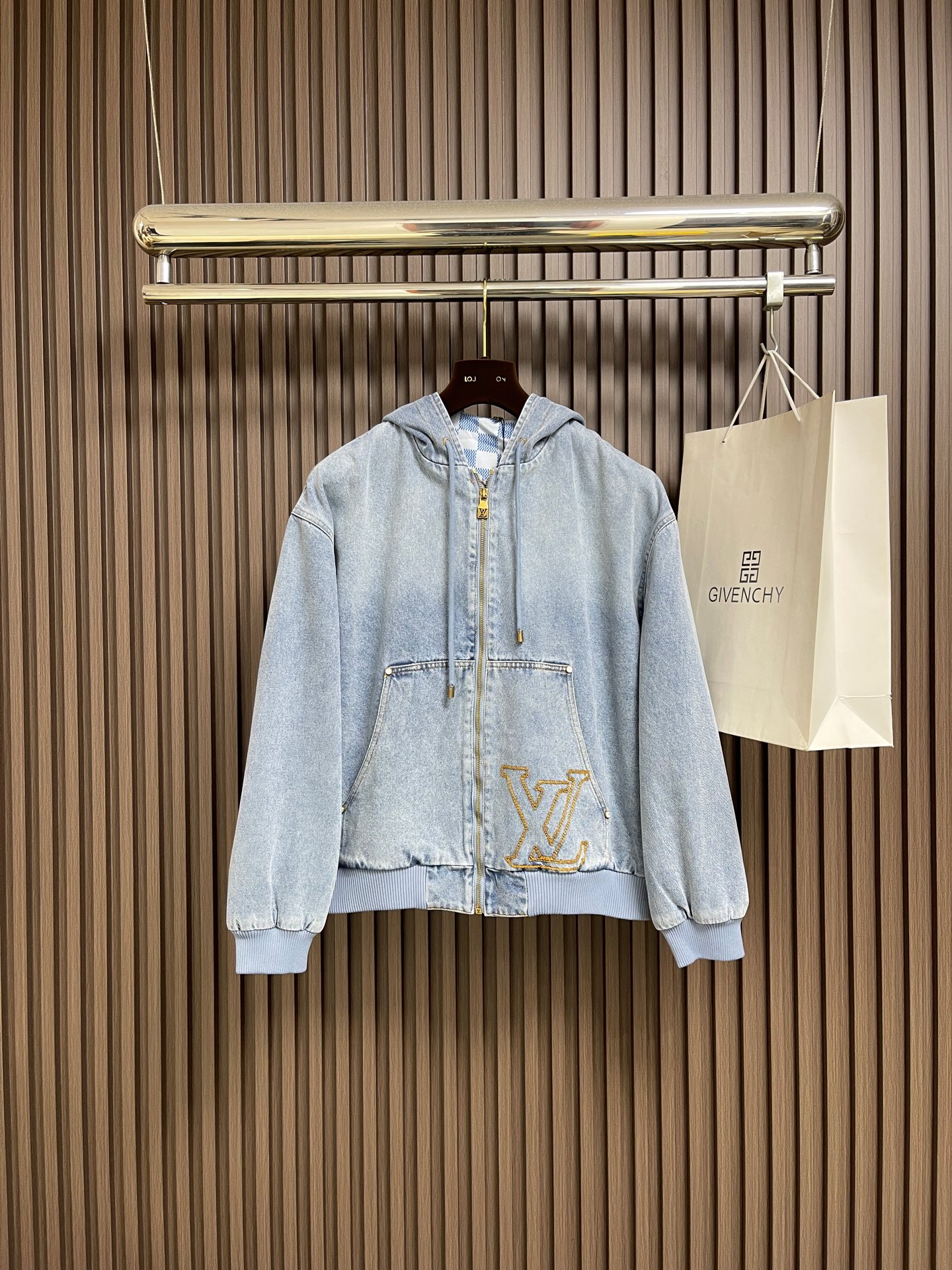 NO:598793,Tops Pants LV 2026 SS early spring new washed denim casual trousers, custom-made classic blue dyed washed fabrics, designed with a casual fit, front panel structure, rear Damier label with rich details, suede Marque L.Vuitton Deposee patch, button front, equipped with pearlescent buttons, classic five-pocket jeans cut, equipped with pearlescent rivets, simple design, easy to wear. Sizes S-XL  Jeans 29-30-31-32 counter size,,louis vuitton,jeans,alexander wang19860909上衣 裤子 LV 2026 SS早春新款洗水牛仔休闲长裤,订制经典蓝色染色洗水面料,以休闲版型设计,正面拼裁片结构,后部 Damier 标签丰富细节,绒面革 Marque L.Vuitton Deposee 贴饰,纽扣前襟,配有珠光纽扣,经典五袋牛仔裤剪裁,配有珠光铆钉,简单设计 不挑人穿.尺码S-XL 牛仔裤29-30-31-32 专柜码数,,louis vuitton,jeans,alexander wang,Men's clothing