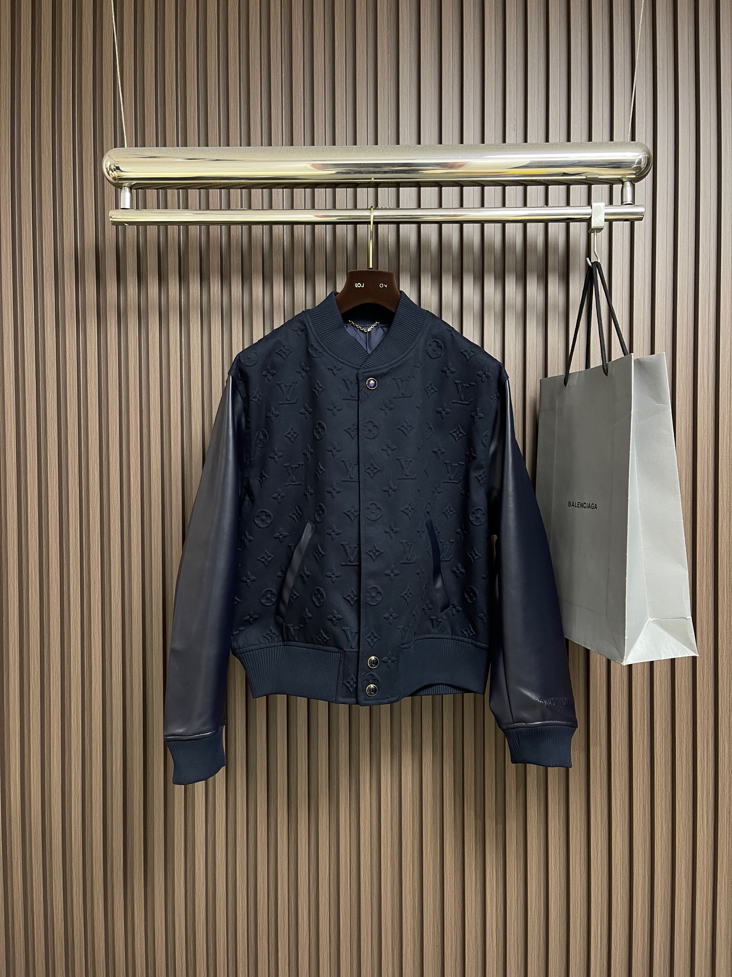 NO:600165,LV 2025ss new MONOGRAM embossed baseball jacket. This baseball jacket is made of cotton with full Monogram embossing, and is paired with cow leather sleeves and quilted lining. The 3D Louis Vuitton logo embossing lights up the left cuff, and the elegant tones make it a modern choice that spans four seasons. Sizes 46-52,, louis vuitton, louis vuitton, jackets & coats, jackets &  coats,cowhide,alexander wang19860909LV 2025ss新款MONOGRAM 压纹棒球夹克外套,本款棒球夹克为棉质衣身融入全幅Monogram 压纹,再搭配牛皮革衣袖和绗缝内衬.3D 路易威登标识压纹点亮左侧袖口,典雅色调成就跨越四季的摩登之选.尺码46-52,,louis vuitton,louis vuitton,jackets & coats,jackets & coats,cowhide,alexander wang,Men's clothing