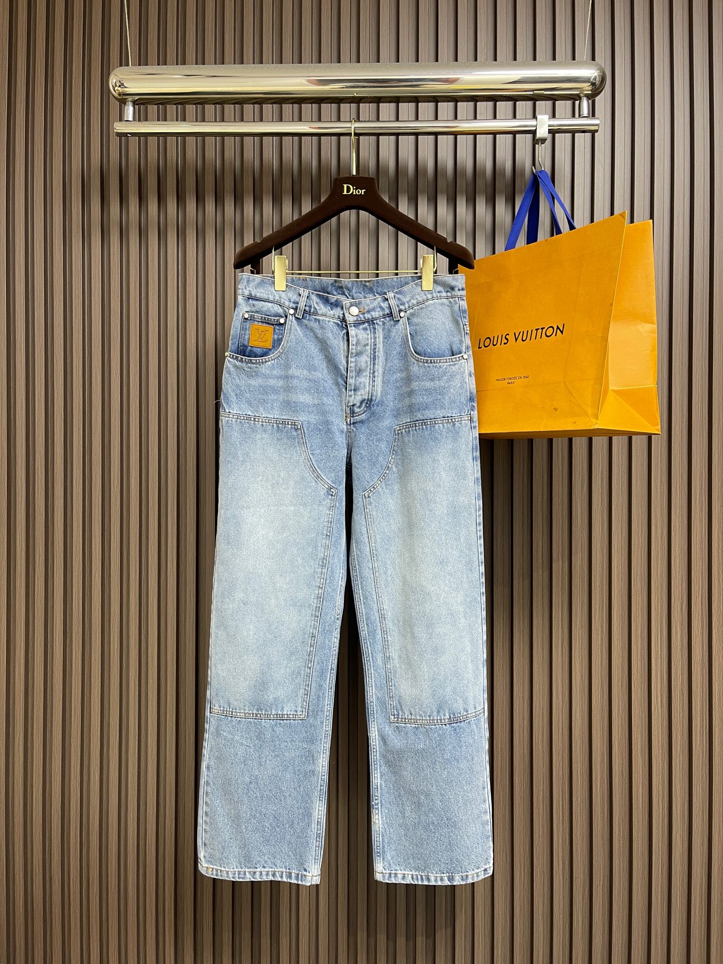 NO:597882,Tops Pants LV 2026 SS early spring new washed denim casual trousers, custom-made classic blue dyed washed fabrics, designed with a casual fit, front panel structure, rear Damier label with rich details, suede Marque L.Vuitton Deposee patch, button front, equipped with pearlescent buttons, classic five-pocket jeans cut, equipped with pearlescent rivets, simple design, easy to wear. Sizes S-XL  Jeans 29-30-31-32 counter size,,louis vuitton,jeans,alexander wang19860909上衣 裤子 LV 2026 SS早春新款洗水牛仔休闲长裤,订制经典蓝色染色洗水面料,以休闲版型设计,正面拼裁片结构,后部 Damier 标签丰富细节,绒面革 Marque L.Vuitton Deposee 贴饰,纽扣前襟,配有珠光纽扣,经典五袋牛仔裤剪裁,配有珠光铆钉,简单设计 不挑人穿.尺码S-XL 牛仔裤29-30-31-32 专柜码数,,louis vuitton,jeans,alexander wang,Men's clothing