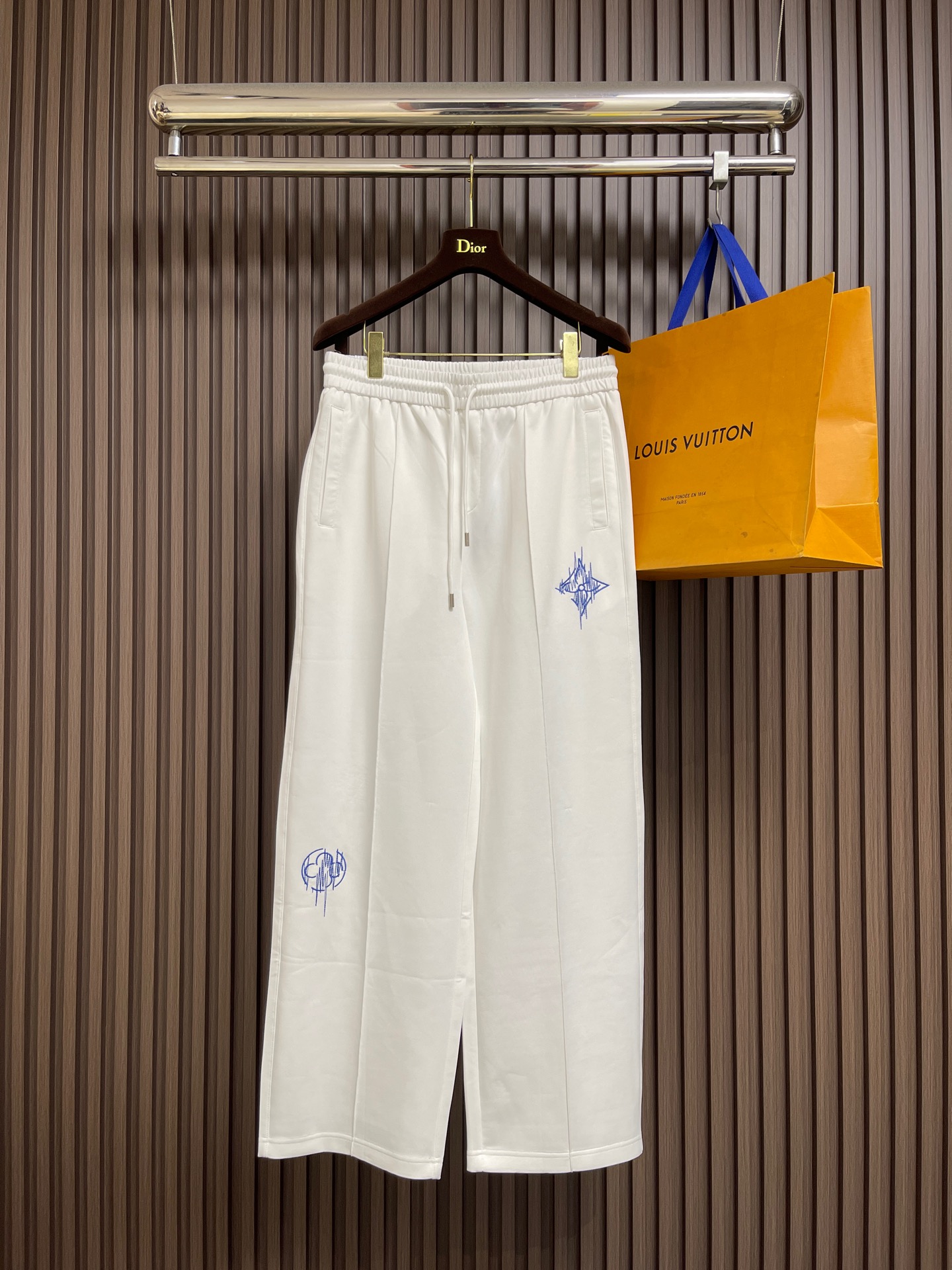 NO:597878,LV 2025SS spring and summer classic series men’s casual straight pants!  The fabrics are supplied by customers, soft and delicate, and the brand style can be seen at a glance!  Minimalist design, no unnecessary exaggerated elements to declare victory, fine details and workmanship, classic color upper body that makes you look energetic, a variety of styles to wear, suitable for casual business, daily life, and fashion trends!  The overall style and fashion sense are extremely outstanding, bringing extraordinary clothing taste!  Size XS-L,,louis vuitton,alexander wang19860909LV 2025SS春夏经典系列男士休闲直筒裤！客供面料,柔软细腻,品牌格调一览无余！极简主义设计,没有多余浮夸的元素来宣兵夺主,细节做工精细,经典颜色上身很显精气神,多种风格穿搭,休闲商务、日常生活、时尚潮流均可驾驭！整体不论是档次还是时尚感都是极为出色的,带来非凡的衣着品味！尺码XS-L,,louis vuitton,alexander wang,Men's clothing