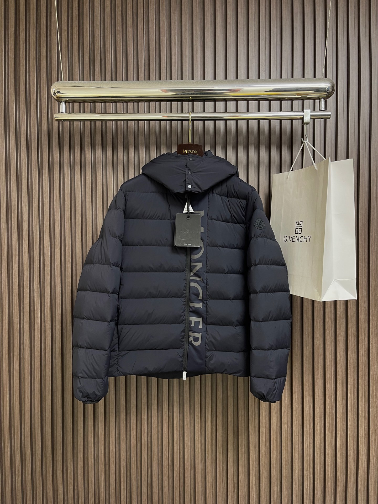 NO:597873,Moncler Black Warrior detachable hood down jacket. This Moncler down jacket is made of high-quality matte fabric, with a delicate texture and rich luster. The craftsmanship combines a variety of advanced production techniques with an eye-catching brand logo on the chest.  Using three-dimensional embroidery technology, the stitching is precise and layered, highlighting the brand's unique recognition; the zipper and metal buckle have exquisite details and outstanding texture. The detachable hood design can not only meet the dressing needs of different scenes, but also provide better thermal insulation effect. The elastic design of the cuffs and hem not only increases the comfort of wearing,  It also improves the overall sense of fashion and sophistication. In manual tile measurement, there is an error of 1-3CM, which is within the normal range, which is also the uniqueness of handcraftsmanship. Whether it is daily wear or outdoor travel, it can easily show fashion taste and luxury. The overall wiring is straight and delicate, the fabric is comfortable and soft, and the color is consistent without color difference.  It can be matched with the same style to create a fashionable look, and can be used in various occasions. Customized accessories, complete with three standards, same style for men and women!  Size S-XL,,down jacket,hats,alexander wang19860909Moncler 黑武士可拆卸帽子羽绒服,这件Moncler羽绒服采用高品质哑光面料,质感细腻且富有光泽.工艺上融合了多种高级制作技术胸前醒目的品牌Logo 采用立体刺绣工艺,针脚精密且富有层次感,彰显品牌独特辨识度；拉链与金属扣细节处理考究,质感出众.可拆卸连帽设计,既能满足不同场景的穿搭需求,又能提供更好的保暖效果.袖口与下摆的弹性设计,不仅增加了穿着的舒适度,还提升了整体的时尚感与精致度.手工平铺测量,存在1-3CM的误差属于正常范围,这也是手工工艺的独特之处.无论是日常穿搭还是户外出行,都能轻松展现时尚品味与奢华气质.整体走线平直细腻,面料舒适柔软,颜色一致无色差 能与同款搭配营造时尚造型,驾驭各种场合,定制辅料,三标齐全,男女同款！尺码S-XL,,down jacket,hats,alexander wang,Men's clothing