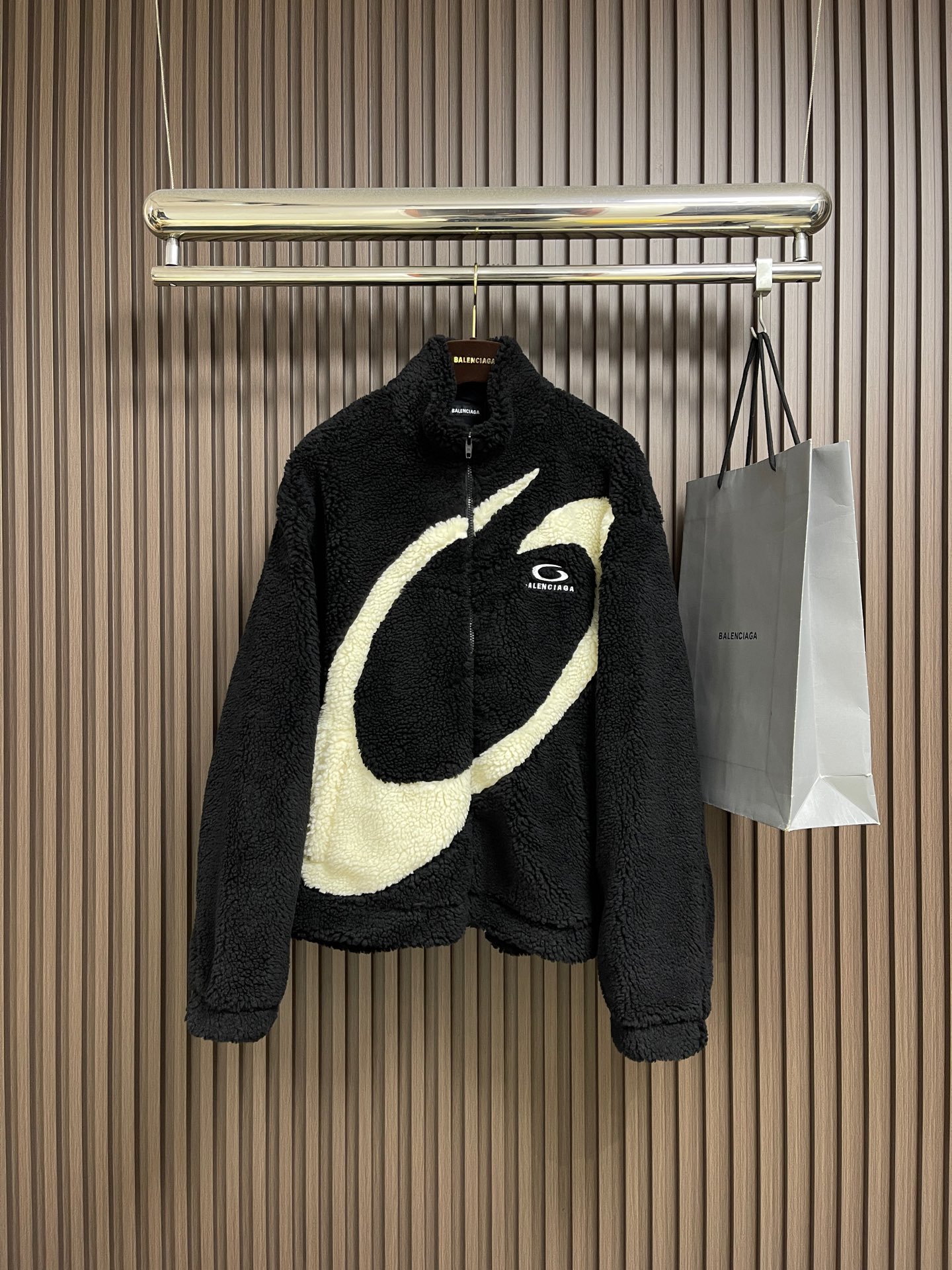 NO:597875,BALENCIAGA 2025FW new product BASKETBALLSERIES-BAGG lambswool jacket, made of custom-dyed beige and black technical fabrics, 2 zipper diagonal pockets, gathered cuffs and waist, embroidered with Basketball Series - Baggy artwork on the front. Sizes S-XL,,balenciaga,jackets & coats,jackets & coats,alexander wang19860909BALENCIAGA 2025FW新品BASKETBALLSERIES-BAGG羊羔毛夹克外套,面料采用定制定染米色和黑色科技面料,2个拉链斜口袋,缩褶袖口和腰围,正面饰以Basketball Series - Baggy艺术作品绣花.尺码S-XL,,balenciaga,jackets & coats,jackets & coats,alexander wang,Men's clothing