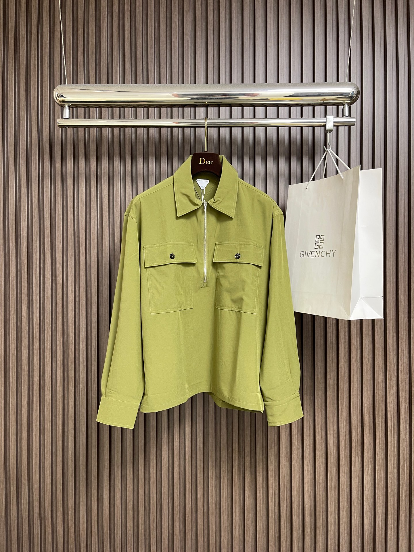 NO:597864,BV 2025FW new half-zip long-sleeved shirt for autumn and winter. This shirt is made of selected cotton fabrics, which demonstrates BV's firm commitment to sustainability and traceability. The casual long-sleeved silhouette is equipped with a classic shirt collar and cuffs, and the special membrane makes the shape more crisp. The hidden button placket ensures a simple and smooth appearance. Highly recommended!  Size 42-44-46-48,,bottega veneta,shirts,alexander wang19860909BV 2025FW秋冬新款半拉链长袖衬衫,这款以精选棉面料制作而成,彰显了BV家对可持续性和可追溯性的坚定承诺.休闲长袖廓形配以经典衬衫领和袖口,特殊薄膜令造型更显挺括.暗扣开襟确保外观简约流畅.强烈推荐！尺码42-44-46-48,,bottega veneta,shirts,alexander wang,Men's clothing