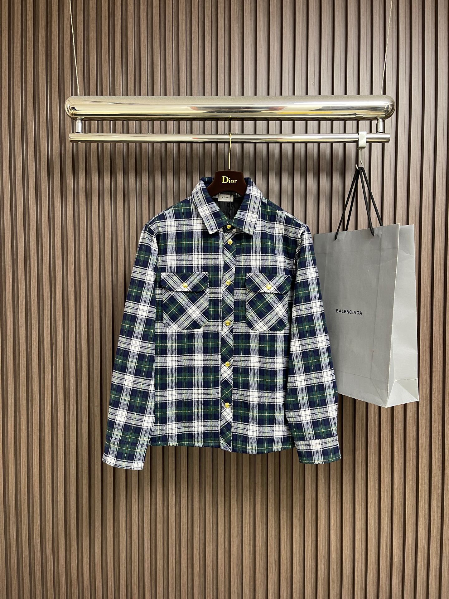 NO:600167,CELINE  Celine green plaid long-sleeved shirt and cotton jacket, made of custom-made 120-count yarn-dyed plaid fabric, with fine texture, softness and comfort. The superimposed gray and dark side plaid effect is consistent with YB. The upper and lower pockets are aligned at fixed points, and the front and center are accurately aligned to ensure left and right alignment. The entire plaid pattern is restored to YB.  Method B. Casual and loose silhouette, classic shirt collar, suitable for all kinds of commuting, use plaid shirts to create a street style look, handsome and unrestrained, easy to control in salty or sweet styles. Same style for men and women. Sizes S-XL,,celine,celine,jackets  & coats,shirts,alexander wang19860909CELINE 赛琳绿格纹长袖衬衫棉服外套,采用定制120支色织格纹面料,织纹细腻,柔软舒适,叠加的灰暗面格纹效果跟YB一致,口袋上下定点对格还原,前中精准对格,保证左右对齐,整件格型对位还原YB做法.休闲宽松廓形,经典衬衫领型,适配各种通勤,用格纹衬衫来打造街头风造型,帅气潇洒,可盐可甜风格轻松驾驭.男女同款.尺码S-XL,,celine,celine,jackets & coats,shirts,alexander wang,Men's clothing