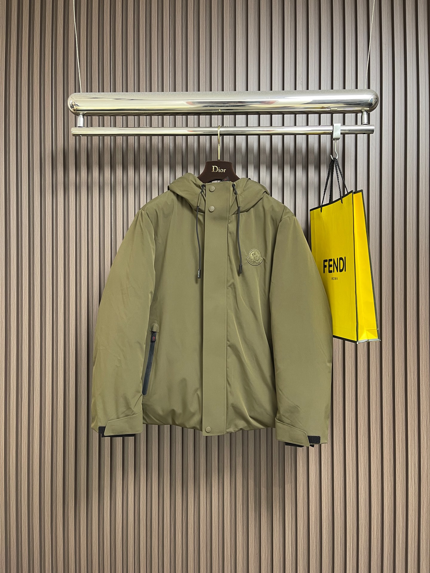 NO:597888,Moncler 2025SS men's autumn and winter hooded down jacket, light luxury fashion casual style, light, warm and soft!  The low-key series is fashionable and versatile, just stylish!  The small hooded design, functional diagonal pockets on both sides, and the textured original four-button buckle easily demonstrate brand recognition and super specifications and performance. The upper body is absolutely eye-catching!  !!  The overall material is also super durable!  Made of fabrics imported from Italy, it has the high-end touch of a century-old brand. It has extremely high down filling, perfect fit, fashionable and not bloated. It interprets the simple aesthetic style of the series. The upper body is light and warm, and has perfect cold protection effect!  !  A high-street luxury product that combines both good looks and performance. It is a super heavyweight that will definitely hit the streets. Sizes 48-56, jackets & coats, down jackets, hats, alexander wang19860909Moncler 2025SS秋冬男士连帽羽绒服外套,轻奢时尚休闲风格,轻盈保暖柔软！低调系列时尚百搭,就是有型！小连帽设计,两侧功能性斜插的口袋,很有质感的原漆原版四合扣,轻松的彰显品牌辨识度跟超强规格性能,上身绝对超级惹眼！!！整体的材质也是超级能打！采用意大利进口面料打造,具有百年品牌的高端触感,充绒量极高,版型完美,时尚不臃肿,演绎系列的简约美学风格,上身效果轻盈保暖,御寒效果满分！！一款颜值跟性能同步在线的高街奢物,绝对炸街的超级重磅.尺码48-56,,jackets & coats,down jacket,hats,alexander wang,Men's clothing