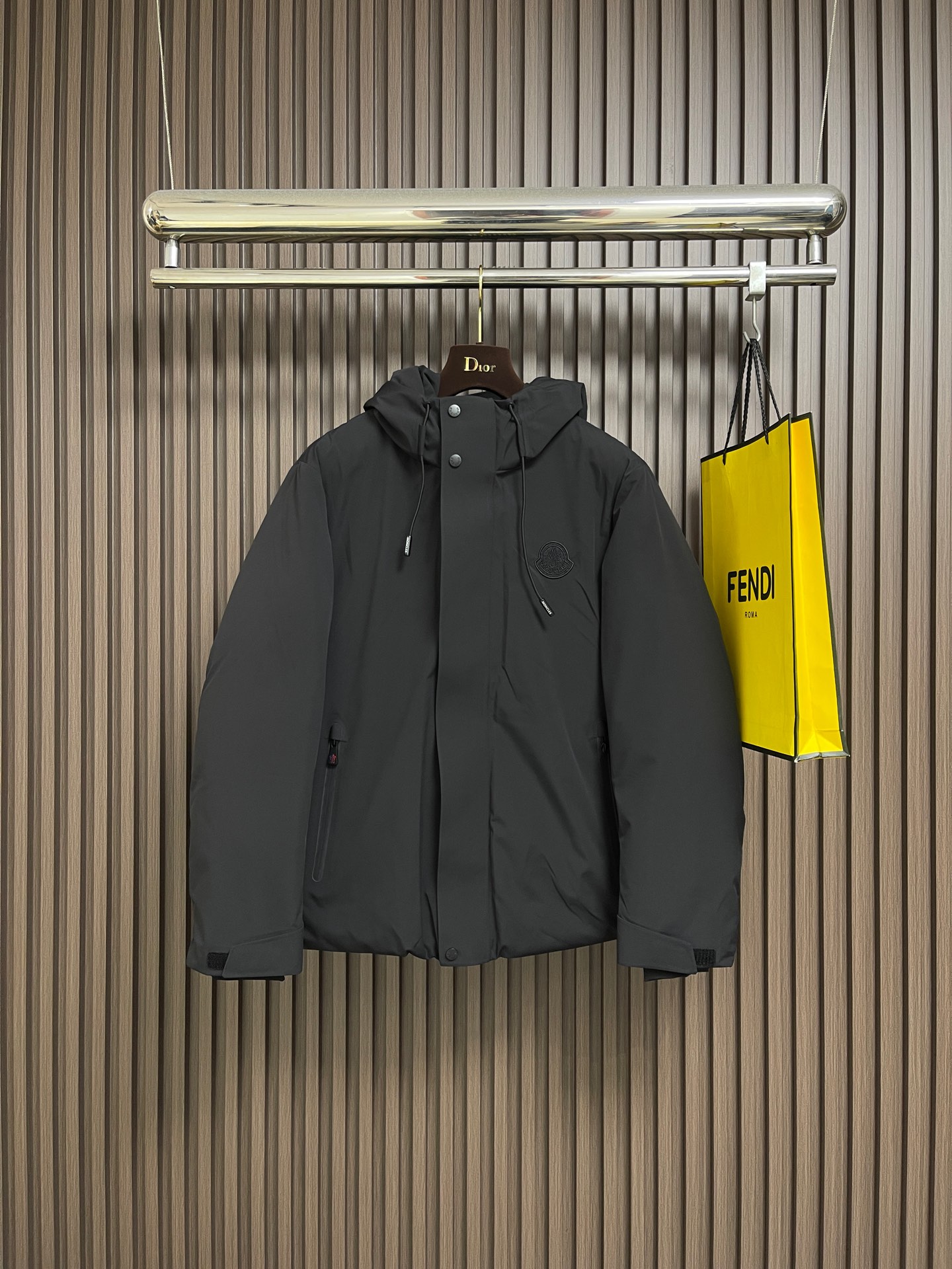 NO:644095,Moncler 2025SS men's autumn and winter hooded down jacket, light luxury fashion casual style, light, warm and soft!  The low-key series is fashionable and versatile, just stylish!  The small hooded design, functional diagonal pockets on both sides, and the textured original four-button buckle easily demonstrate brand recognition and super specifications and performance. The upper body is absolutely eye-catching!  !!  The overall material is also super durable!  Made of fabrics imported from Italy, it has the high-end touch of a century-old brand. It has extremely high down filling, perfect fit, fashionable and not bloated. It interprets the simple aesthetic style of the series. The upper body is light and warm, and has perfect cold protection effect!  !  A high-street luxury product that combines both good looks and performance. It is a super heavyweight that will definitely hit the streets. Sizes 48-56, jackets & coats, down jackets, hats, alexander wang19860909Moncler 2025SS秋冬男士连帽羽绒服外套,轻奢时尚休闲风格,轻盈保暖柔软！低调系列时尚百搭,就是有型！小连帽设计,两侧功能性斜插的口袋,很有质感的原漆原版四合扣,轻松的彰显品牌辨识度跟超强规格性能,上身绝对超级惹眼！!！整体的材质也是超级能打！采用意大利进口面料打造,具有百年品牌的高端触感,充绒量极高,版型完美,时尚不臃肿,演绎系列的简约美学风格,上身效果轻盈保暖,御寒效果满分！！一款颜值跟性能同步在线的高街奢物,绝对炸街的超级重磅.尺码48-56,,jackets & coats,down jacket,hats,alexander wang,Men's clothing