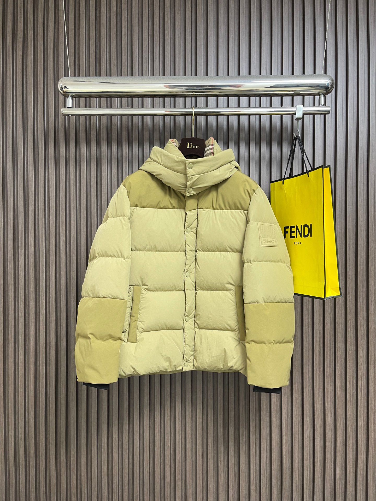 NO:597886,Burberry 2025ss new down hooded jacket, classic logo down jacket on sleeve arms, 90% white goose down filling, every detail shows high-end craftsmanship. The design changes of structural tailoring show the diverse image changes of men. The slim fit and tailored fit meet the current popular multi-layered outfits and are versatile styles for life!  Size 48-56,,burberry,jackets & coats,down jacket,hats,alexander wang19860909Burberry 2025ss新款羽绒连帽外套,袖臂经典logo羽绒服,90白鹅绒填充,处处细节显工艺足够的高级 结构性剪裁的设计改变来展现男士多样的形象变化,修身利落、剪裁合体,满足时下正流行的多层次穿搭,生活百搭款式！尺码48-56,,burberry,jackets & coats,down jacket,hats,alexander wang,Men's clothing