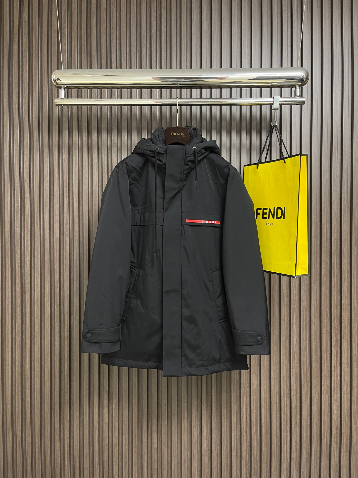 NO:600155,PRADA's new autumn and winter down hooded jacket. The hooded mid-length down jacket is designed with a large coverage area and can provide better warmth in cold weather. The overall style is biased toward casual outdoor style. The shape is stiff and can modify the body shape and is suitable for various body types. The jacket uses high-quality down filling technology and is processed through multiple processes to ensure that the down is evenly distributed and fully fluffy to ensure warmth; it improves durability and optimizes the wearing experience. The imported magic of the cuffs  The patch allows the wearer to freely control the elasticity of the cuffs, relax them casually, and tighten them to prevent wind and warmth. PRADA's iconic red imported tape on the chest enhances brand recognition and fashion sense. From the selection of imported waterproof zippers to the processing of silicone logos, plackets, etc., every detail is strictly controlled, taking into account durability and texture. It is not easy to deform or lose labels after long-term wear. The quality can stand the test, sizes 48-56, prada, jackets  & coats,down jacket,hats,alexander wang19860909PRADA秋冬新款羽绒连帽外套羽绒服,连帽中长款羽绒外套设计,覆盖面积大,在寒冷天气能提供更好的保暖效果.整体风格偏向休闲户外风.版型挺括,能够修饰身形,适合多种身材穿着.外套采用高品质羽绒填充工艺,经多道工序处理,确保羽绒均匀分布、充分蓬松,保障保暖性；提升耐用度,优化穿着体验.袖口的进口魔术贴让穿着者可以自由支配袖口松紧,放宽休闲,收紧防风保暖.胸前PRADA标志性红色进口胶条,提升品牌辨识度与时尚感.从进口防水拉链的选用,到硅胶标识、门襟等等的工艺处理,每处细节都经严格把控,兼顾耐用性与质感,长久穿着不易变形、掉标,品质经得住考验,尺码48-56,,prada,jackets & coats,down jacket,hats,alexander wang,Men's clothing