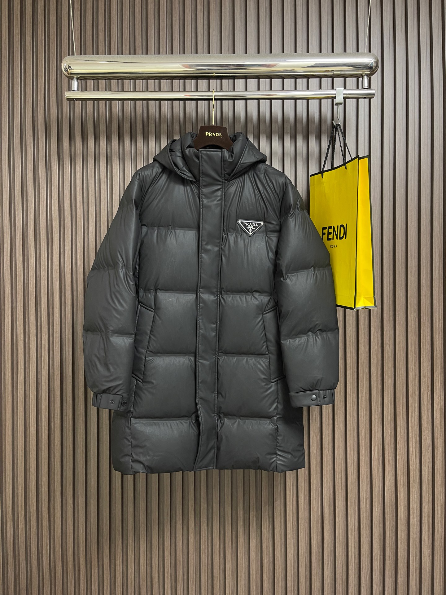 NO:600152,Prada 2025ss new hooded long down jacket, mid-length hooded down jacket, triangular metal logo on the chest, 90# white goose down filling, every detail shows high-end craftsmanship. The design changes of structural tailoring show the diverse image changes of men. They are slim and neat, and tailored to meet the current popular multi-layered outfits and versatile styles for life!  Size 48-56,,prada,down jacket,hats,alexander wang19860909Prada 2025ss新款连帽长款羽绒服,中长款连帽羽绒服,胸口三角金属logo,90＃白鹅绒填充,处处细节显工艺足够的高级 结构性剪裁的设计改变来展现男士多样的形象变化,修身利落、剪裁合体,满足时下正流行的多层次穿搭,生活百搭款式！尺码48-56,,prada,down jacket,hats,alexander wang,Men's clothing