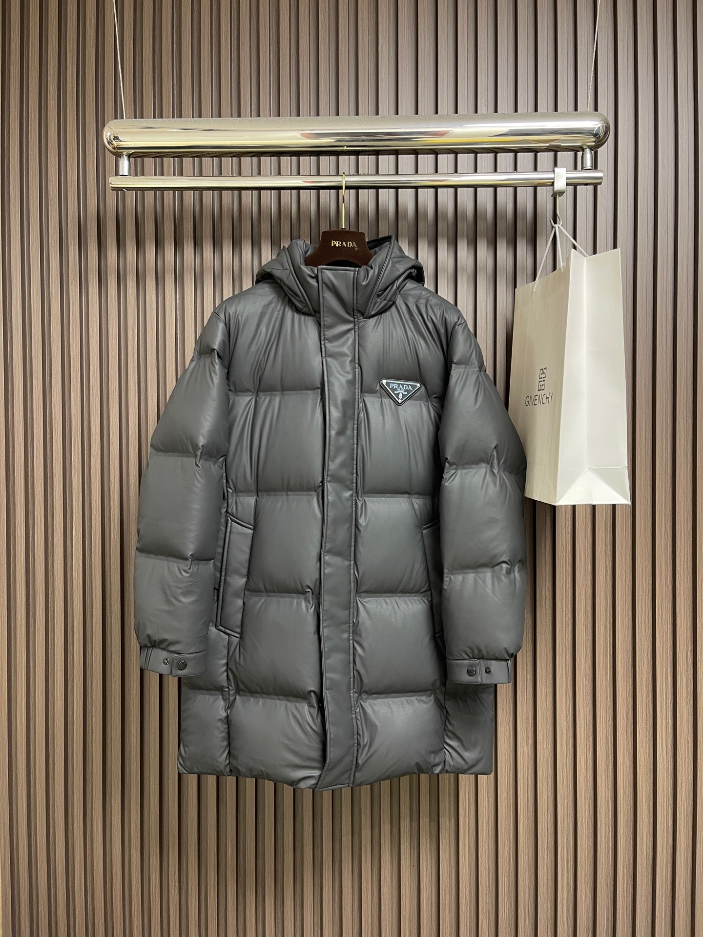 NO:597867,Prada 2025ss new hooded long down jacket, mid-length hooded down jacket, triangular metal logo on the chest, 90# white goose down filling, every detail shows high-end craftsmanship. The design changes of structural tailoring show the diverse image changes of men. They are slim and neat, and tailored to meet the current popular multi-layered outfits and versatile styles for life!  Size 48-56,,prada,down jacket,hats,alexander wang19860909Prada 2025ss新款连帽长款羽绒服,中长款连帽羽绒服,胸口三角金属logo,90＃白鹅绒填充,处处细节显工艺足够的高级 结构性剪裁的设计改变来展现男士多样的形象变化,修身利落、剪裁合体,满足时下正流行的多层次穿搭,生活百搭款式！尺码48-56,,prada,down jacket,hats,alexander wang,Men's clothing