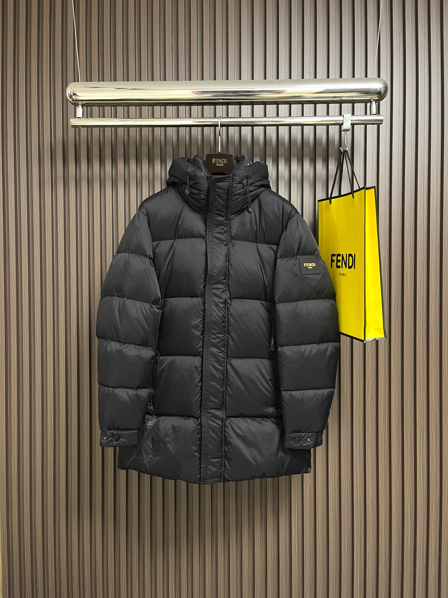 NO:600153,Fendi down hooded mid-length down jacket, every detail shows high-end craftsmanship. The design changes of structural tailoring show the diverse image changes of men. It is slim and neat, and tailored to meet the popular multi-layered wear. It is a versatile style for life. Sizes 48-56,, fendi, jackets & coats, down jacket, hats, alexander wang19860909Fendi 羽绒连帽中长款羽绒外套,处处细节显工艺足够的高级 结构性剪裁的设计改变来展现男士多样的形象变化,修身利落、剪裁合体,满足时下正流行的多层次穿搭,生活百搭款式.尺码48-56,,fendi,jackets & coats,down jacket,hats,alexander wang,Men's clothing