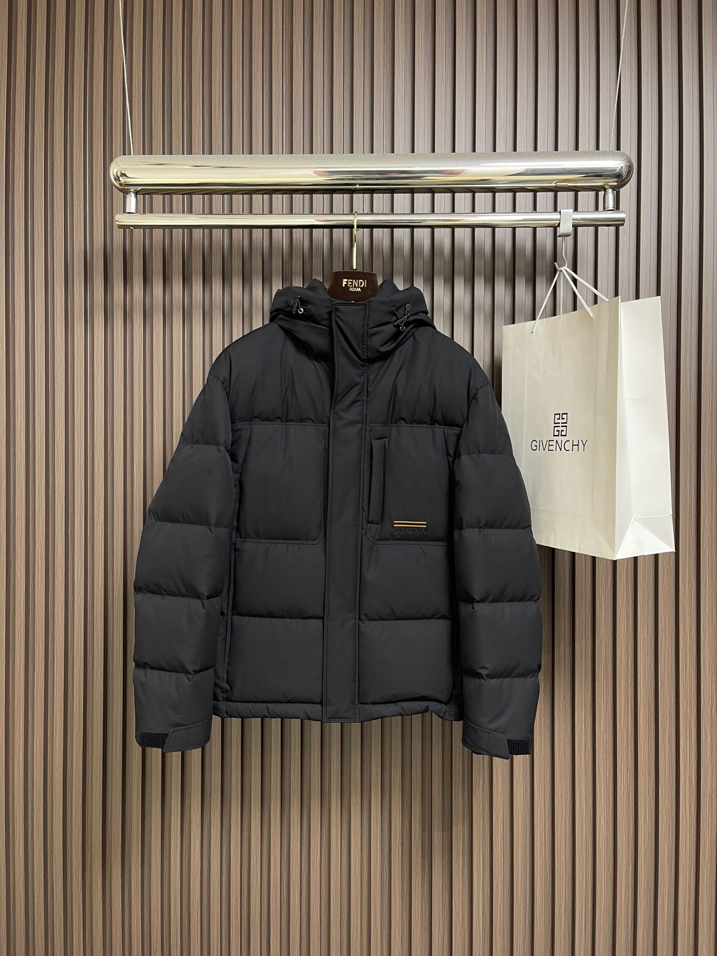 NO:597870,Zegna 2025FW new autumn and winter product is a simple and comfortable commuter down jacket. It has excellent fluffiness, full filling, lightweight and non-pressing, windproof and warm design. Warm and stylish. Keeps cold and warm, hidden pockets. Every detail shows craftsmanship. Sizes 48-56,,jackets & coats,down jacket,alexander wang19860909Zegna 2025FW 秋冬新品简洁舒适的通勤羽绒服外套,蓬松度极好,填充物饱满,轻便不压身,防风保暖设计.保暖有型.御寒保暖、隐藏口袋.处处细节显工艺.尺码48-56,,jackets & coats,down jacket,alexander wang,Men's clothing