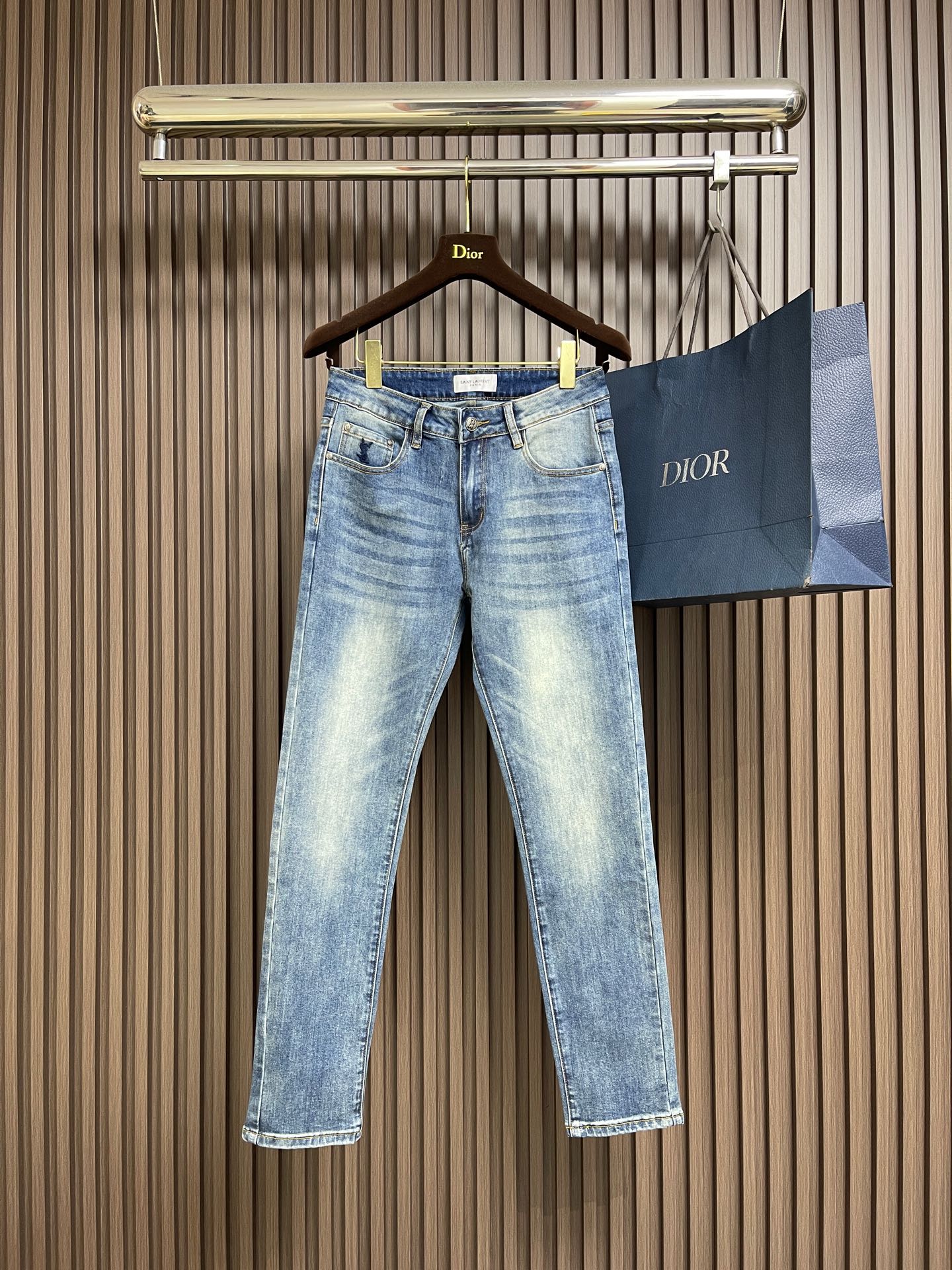 NO:606893,YSL new jeans, high-end denim fabric, beautiful color, slim fit, micro-elastic fabric, versatile, long-lasting washing, no deformation, no discoloration, excellent upper body effect. Generous and elegant tailoring, constantly innovative design, but always maintains noble and elegant style and taste, interpretation of fashion charm, small straight version, fashionable goods. Size 29-40, no 35 37 39,, saint laurent, jeans, alexander wang19860909YSL 新款牛仔裤 高端牛仔面料 色泽靓丽,修身版型 微弹力面料 随意百搭 久洗不变形 不变色 上身效果极佳.大方优雅的剪裁,设计不断创新却始终保持着高贵优雅的风格和品位 演绎时尚魅惑 版型小直筒 时尚佳品.尺码29-40 无35 37 39,,saint laurent,jeans,alexander wang,Men's clothing