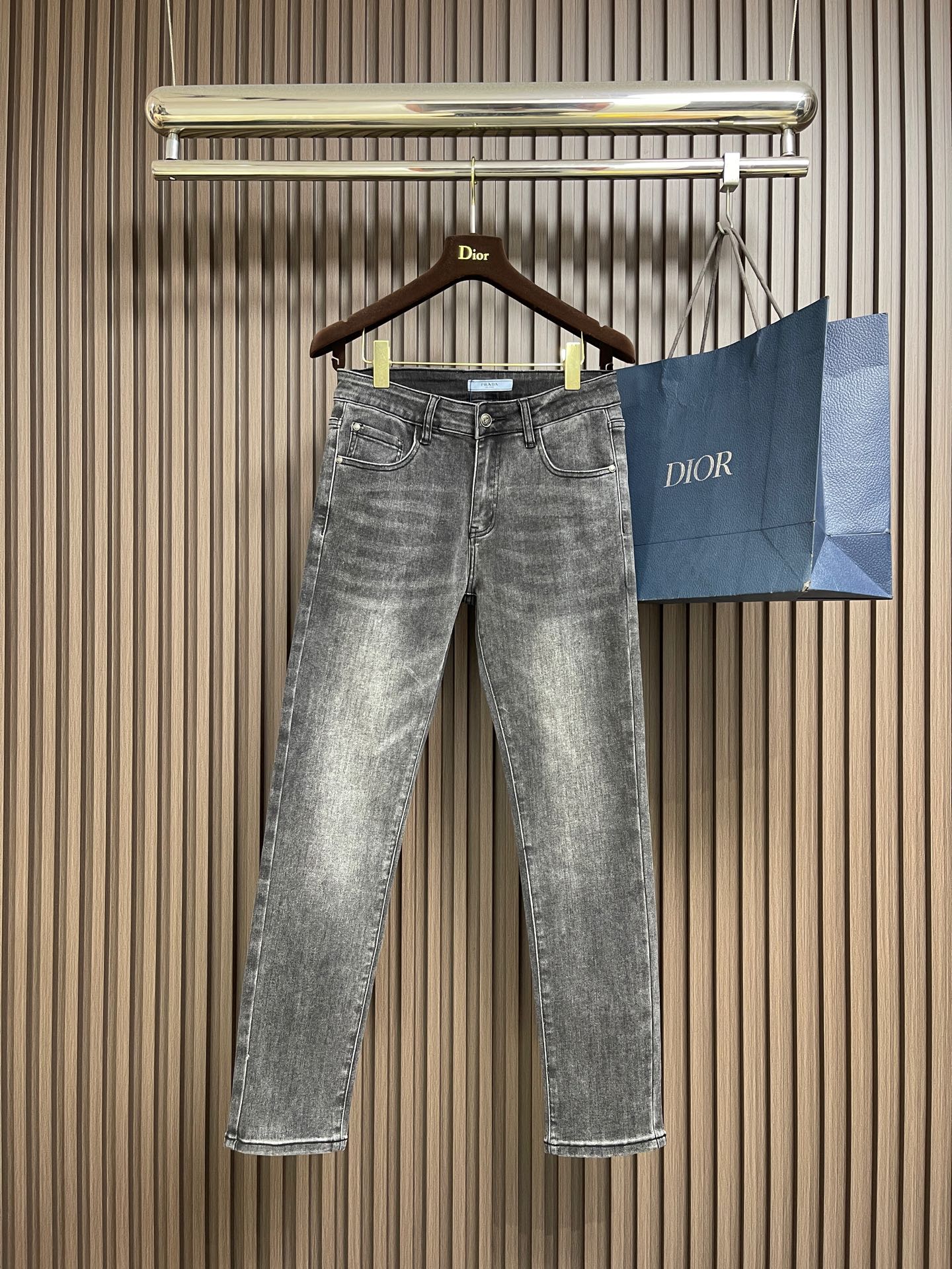 NO:606935,Prada 2025SS early autumn new brand logo jeans, original custom-made replica, customer-supplied hardware accessories, original quality, imported denim fabric, heavy industrial washing, fine workmanship and routing, excellent upper body!  Preferred items. Sizes 29-40 no 35 37 39, prada, jeans, alexander wang19860909Prada 2025SS早秋新款品牌标识牛仔裤 原版定制复刻 客供五金辅料 原单品质 进口牛仔面料重工洗水 做工走线精细 上身绝佳！优选单品.尺码29-40 无35 37 39,,prada,jeans,alexander wang,Men's clothing