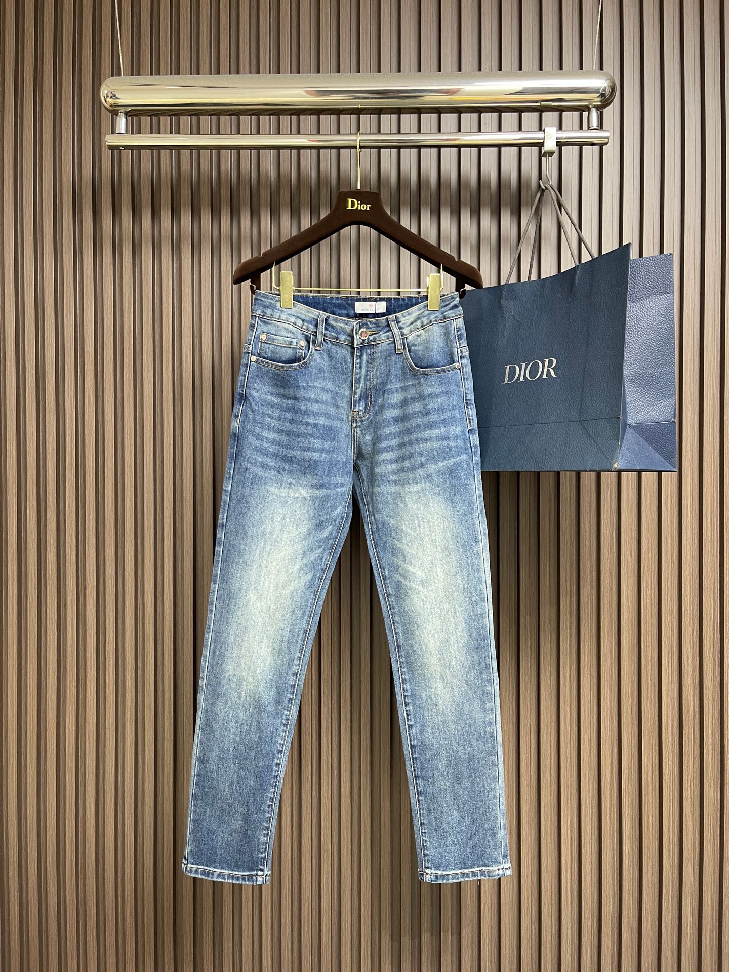 NO:606898,Moncler's new jeans are super versatile and top-notch jeans. They are made of denim denim. The fabric is made soft through environmentally friendly washing processes. The fabric is slightly elastic and more comfortable. The inner edges, engraved hardware buttons, leather tags, and woven wheat accessories are all original products. Straight-leg version, not picky about your figure. Sizes 29-40 None 35 37 39,,jeans,alexander wang19860909Moncler 新款牛仔裤,超级百搭、殿堂级的牛仔裤,采用丹宁牛仔布,通过环保洗水工艺使面料变得柔软,面料微弹,舒适度更高,内里包边,刻字五金纽扣、皮牌、织麦辅料全为原厂货.直筒版型,不挑身材.尺码29-40 无35 37 39,,jeans,alexander wang,Men's clothing