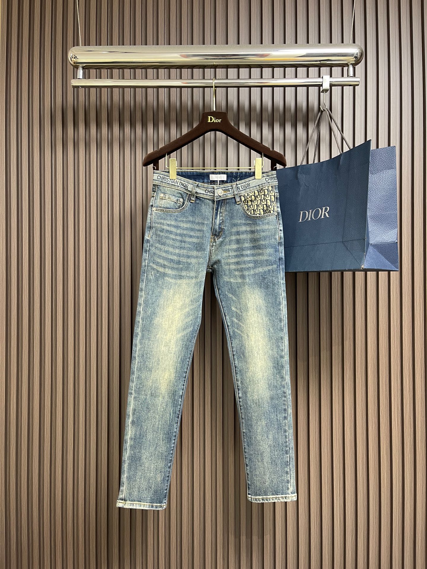 NO:606976,Dior's new jeans are imported Turkish pure cotton denim fabric. They are bright in color, breathable, and have a slim fit. Micro-elastic fabrics are versatile and will not deform or discolor after being washed for a long time. As time goes by, the color will become more and more natural. The upper body effect is excellent. Generous and elegant tailoring, the design is constantly innovating but always maintains the noble and elegant style and taste. It interprets the fashion charm. The version is small and straight. Fashionable. Size 29-40 No 35 37  39,,dior,jeans,alexander wang19860909Dior 新款牛仔裤 进口土耳其纯棉牛仔牛面料 色泽靓丽,透气,修身版型 微弹力面料 随意百搭 久洗不变形 不变色 经过岁月流逝颜色会越来越自然 上身效果极佳.大方优雅的剪裁,设计不断创新却始终保持着高贵优雅的风格和品位 演绎时尚魅惑 版型小直筒 时尚佳品.尺码29-40 无35 37 39,,dior,jeans,alexander wang,Men's clothing