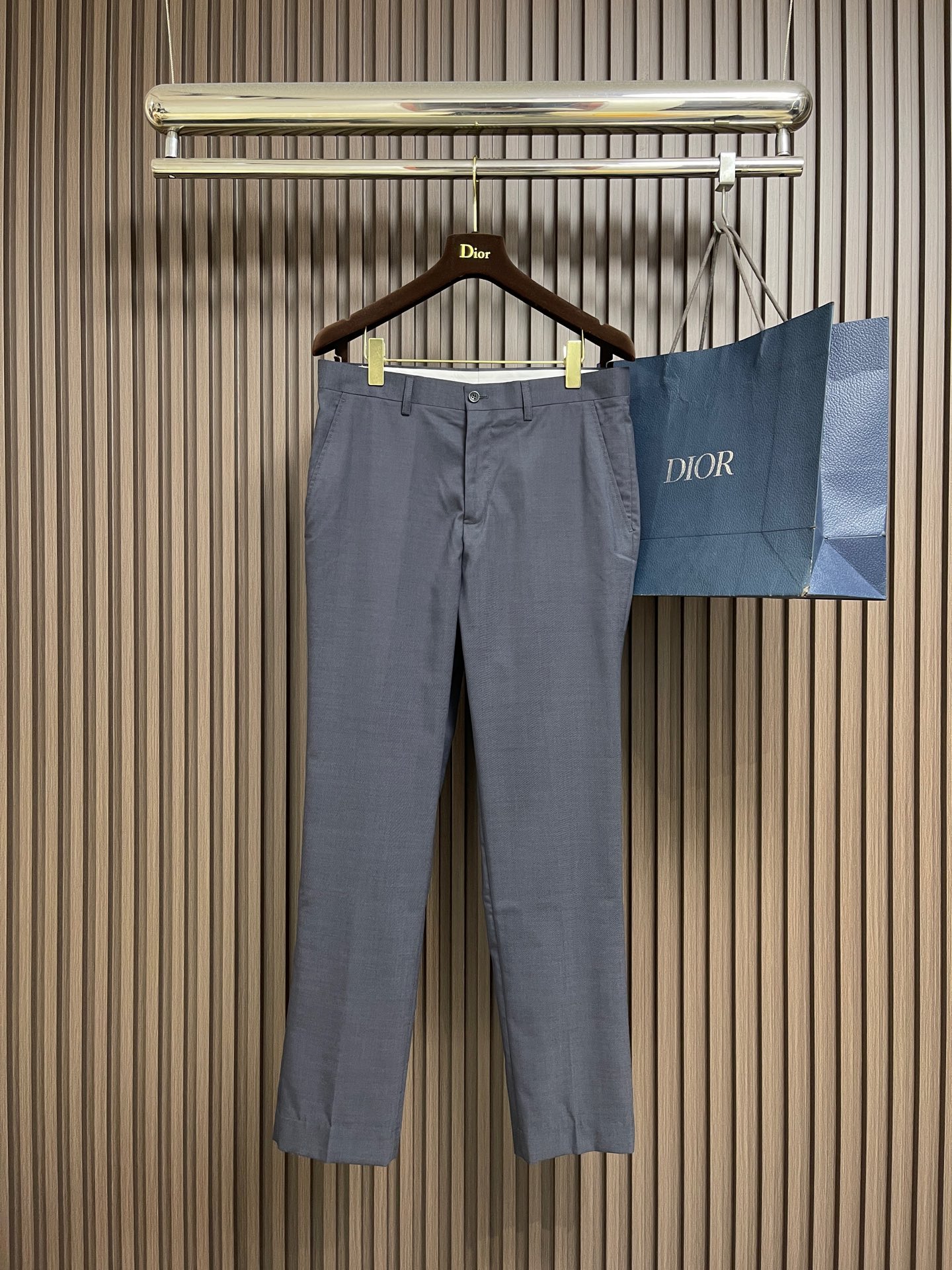 NO:597892,LV 2025SS autumn and winter series men's business casual fashion trousers, classic color matching, suitable for autumn and winter wear, Egyptian cotton imported from Turkey, comfortable and breathable!  The style design is simple and elegant, in line with the consistent LV design concept, with exquisite details, craftsmanship, slim fit tailoring, upper body lifting and hip shaping, a must-have for business elite men. Size 32-34-36-38, waist circumference 81.5 for size 32, seat circumference 102, trouser length 104, waist circumference 34, 86.5, seat circumference 107, trouser length 104, waist 91.5, seat circumference 112, trouser length 105  Size 38, waist 96.5, seat 116, pants length 106, Louis Vuitton, Alexander Wang19860909LV 2025SS秋冬系列男士商务休闲时装款西裤,经典的搭色,合适秋冬穿着,土耳其进口客供埃及棉,舒适又透气！款式设计简约大气,符合一贯LV设计理念,细节做工精致,匠心工艺,修身合体剪裁,上身提臀塑身,商务精英男士必备.尺码32-34-36-38 32码腰围81.5坐围102 裤长104 34码腰围86.5 坐围107裤长104 36码腰围91.5坐围112裤长105 38码腰围96.5坐围116裤长106,,louis vuitton,alexander wang,Men's clothing