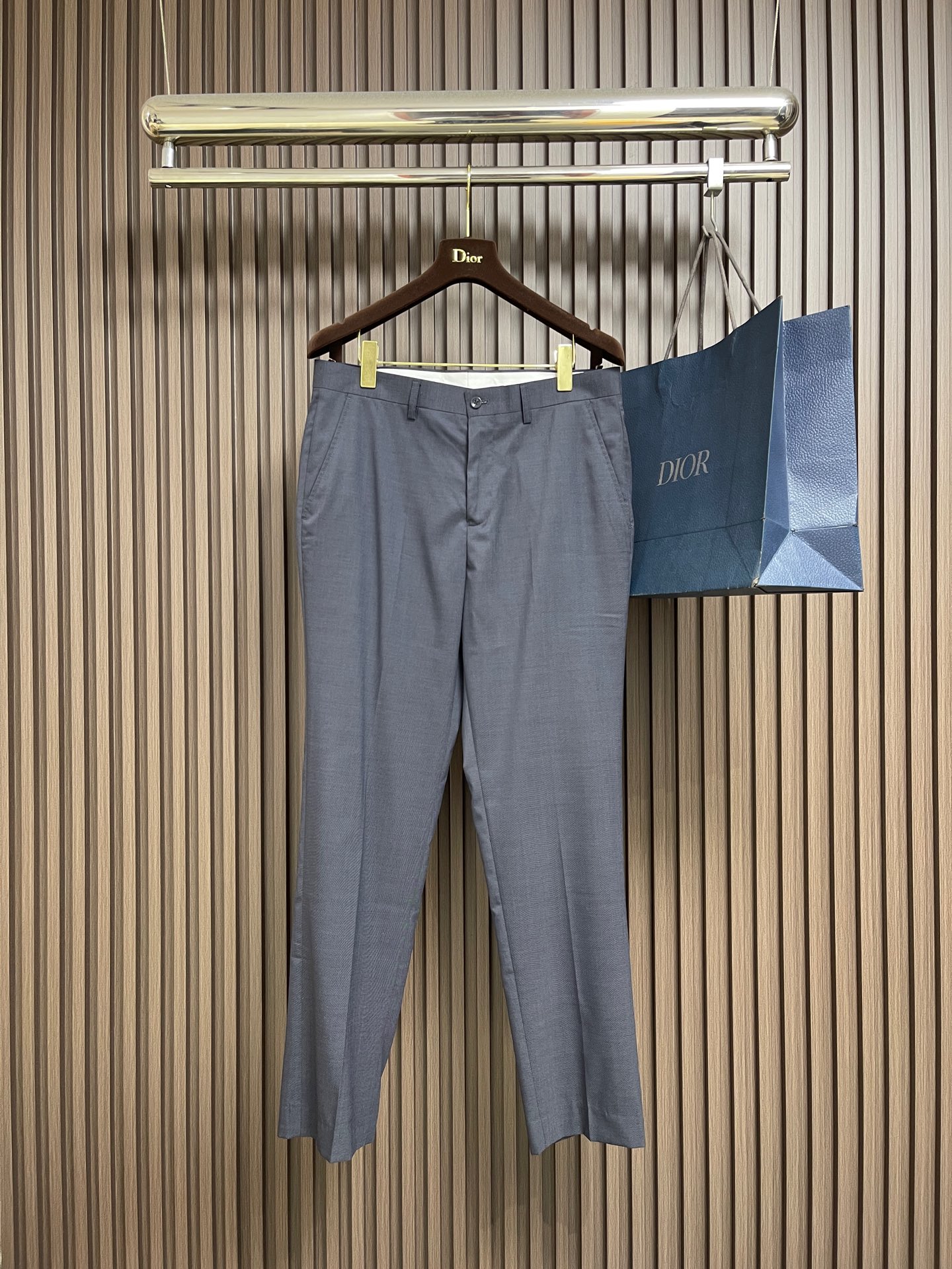 NO:597890,Prada 2025ss sports casual trousers, the fabric is comfortable and breathable, and the design is double side pockets!  A casual pair of daily wear, multi-functional casual pants that follow the trendy line and are imported from all levels. The upper body is comfortable and breathable, the fit is excellent, and it has an elegant clean design!  Must-have item. Size 32-34-36-38, size 32, waist 81.5, seat 102, pants length 104, size 34, waist 86.5, seat 107, length 104, size 36, waist 91.5, seat 112, length 105, size 38, waist 96.5, seat 116, length 106, prada, alexander wang19860909Prada 2025ss运动休闲西裤,面料舒适透气,双侧插口袋设计！一款日常穿着,兼备多功能休闲裤走了潮范路线全线进口级别,上身舒适透气,版型极好,大气的干净版设计！必备单品.尺码32-34-36-38 32码腰围81.5坐围102 裤长104 34码腰围86.5 坐围107裤长104 36码腰围91.5坐围112裤长105 38码腰围96.5坐围116裤长106,,prada,alexander wang,Men's clothing