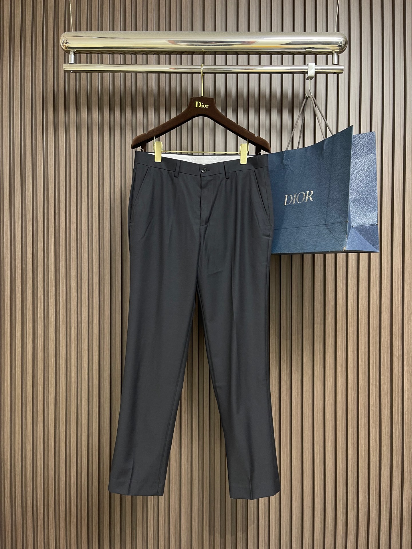 NO:644098,Prada 2025ss sports casual trousers, the fabric is comfortable and breathable, and the design is double side pockets!  A casual pair of daily wear, multi-functional casual pants that follow the trendy line and are imported from all levels. The upper body is comfortable and breathable, the fit is excellent, and it has an elegant clean design!  Must-have item. Size 32-34-36-38, size 32, waist 81.5, seat 102, pants length 104, size 34, waist 86.5, seat 107, length 104, size 36, waist 91.5, seat 112, length 105, size 38, waist 96.5, seat 116, length 106, prada, alexander wang19860909Prada 2025ss运动休闲西裤,面料舒适透气,双侧插口袋设计！一款日常穿着,兼备多功能休闲裤走了潮范路线全线进口级别,上身舒适透气,版型极好,大气的干净版设计！必备单品.尺码32-34-36-38 32码腰围81.5坐围102 裤长104 34码腰围86.5 坐围107裤长104 36码腰围91.5坐围112裤长105 38码腰围96.5坐围116裤长106,,prada,alexander wang,Men's clothing