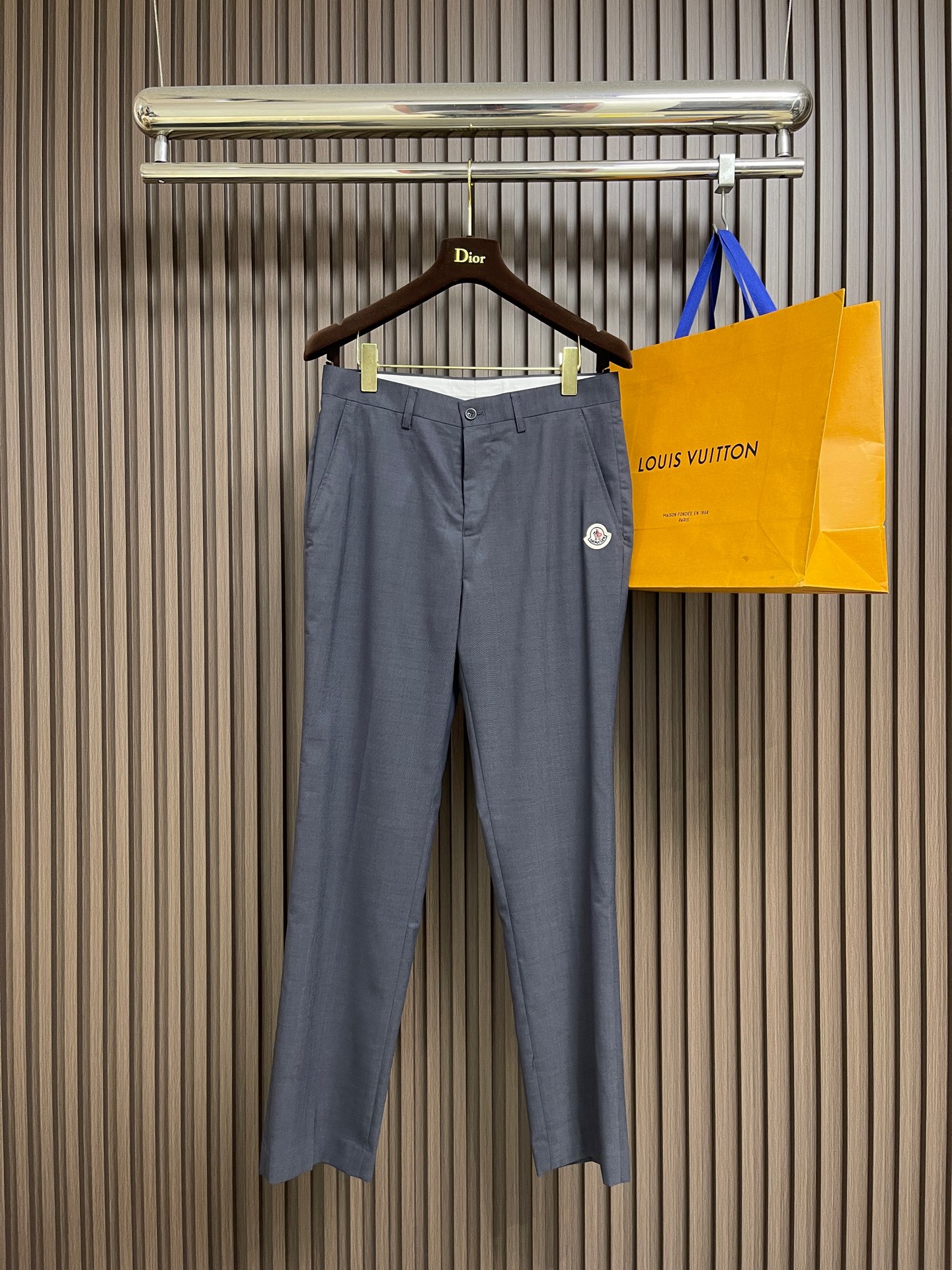 NO:597880,Moncler 2025ss early autumn new commuter business casual trousers, high-end customized fabrics, super good texture, low-key and connotative style, making you comfortable and comfortable. The upper body is very good, breathable and comfortable, master-level tailoring casual trousers. If you like this simple and elegant style, you can’t hesitate. The upper body trousers are so good that they can be perfectly matched in various occasions!  The version is comfortable and stylish, without any sense of restraint, and the upper body is elegant yet casual. Size 32-34-36-38, waist circumference 81.5, size 32, seat circumference 102, trouser length 104, waist circumference 34, 86.5, seat circumference 107, trouser length 104, waist circumference 91.5, 36, seat circumference 112, trouser length 105  Size 38, waist circumference 96.5, seat circumference 116, pants length 106,,alexander wang19860909Moncler 2025ss 早秋新品通勤款商务款休闲裤,面料高端定制,质感超好,低调有内涵格调,让你舒适自如 上身非常的赞 透气舒适 大师级别剪裁休闲西裤 喜欢这种简约大气款就不能犹豫,上身裤型好到没朋友,且各种场合都能完美驾驭！版型舒适有型,没有束缚感,上身优雅大气又不失随性的感觉.尺码32-34-36-38 32码腰围81.5坐围102 裤长104 34码腰围86.5 坐围107裤长104 36码腰围91.5坐围112裤长105 38码腰围96.5坐围116裤长106,,alexander wang,Men's clothing