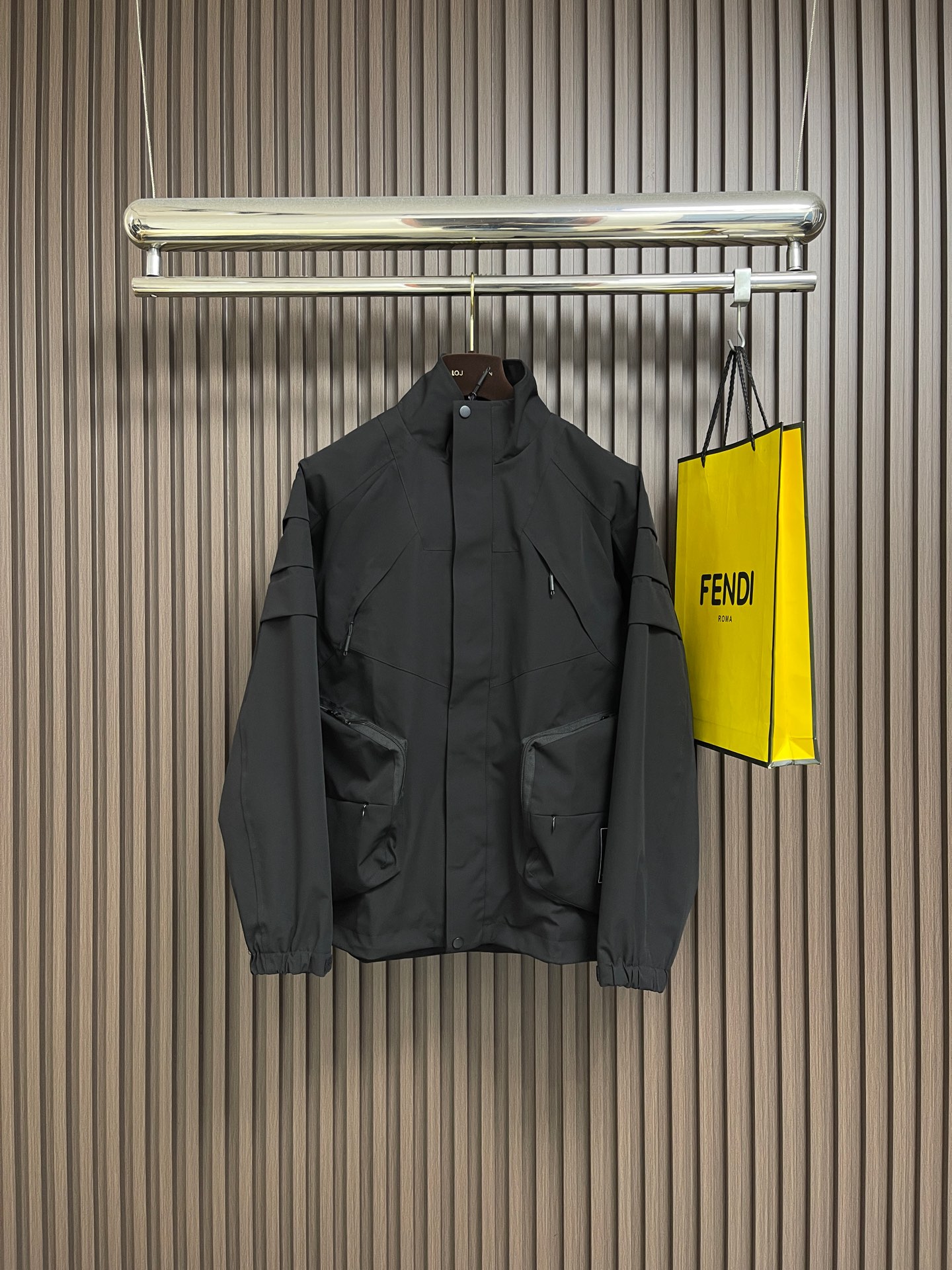 NO:600159,Y3 2025FW windbreaker jacket/coat. Customized woven fabric for the ultimate body-fitting feel. Master Yamamoto's deconstructed tailoring creates an atmospheric and fashionable visual experience, creating a fashionable item that is both casual and individual. It is full of personality, elegant and versatile, and is a must-have item for going out. Sizes S-XL,,jackets & coats,jackets & coats,alexander wang19860909Y3 2025FW风衣夹克/外套.定制梭织面料 极致上身体感 ,山本大师的解构剪裁,营造大气时尚的视觉感受,打造休闲与个性兼备的时髦单品,个性十足,大气且百搭,出街必备单品.尺码S-XL,,jackets & coats,jackets & coats,alexander wang,Men's clothing