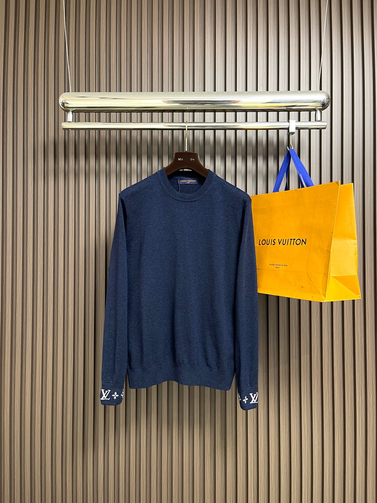 NO:598805,LV jacquard sleeve woolen long-sleeved knitted sweater. The wool is made of 30% Basalan wool, 10% cashmere, 60% cotton, and 5-needle yarn. It is dyed in blue according to the original version. It uses a jacquard machine imported from Stoll, Germany, for knitting. The jacquard design process on both sides of the plain sleeves is very complex. It is different from the modified bottomless version on the market. It takes 170 minutes to make a single piece. The overall wiring is straight and delicate, the fabric is comfortable and soft, and the color is consistent and has no color difference.  It can be matched with the same style to create a fashionable look, and can be used in various occasions. Customized accessories, complete with three standards, same style for men and women!  Size S-XL,,louis vuitton,sweaters,alexander wang19860909LV 提花袖毛织长袖针织毛衣,毛料采用30％巴素兰羊毛 10％羊绒 60％棉、5针纱线,参照原版进行订染花蓝色,选用德国斯托尔进口提花机进行编织,素袖咀位置双面的提花设计工艺及其复杂,与市场的改版露底版本不同,单件耗时170分钟1件,整体走线平直细腻,面料舒适柔软,颜色一致无色差 能与同款搭配营造时尚造型,驾驭各种场合,定制辅料,三标齐全,男女同款！尺码S-XL,,louis vuitton,sweaters,alexander wang,Men's clothing