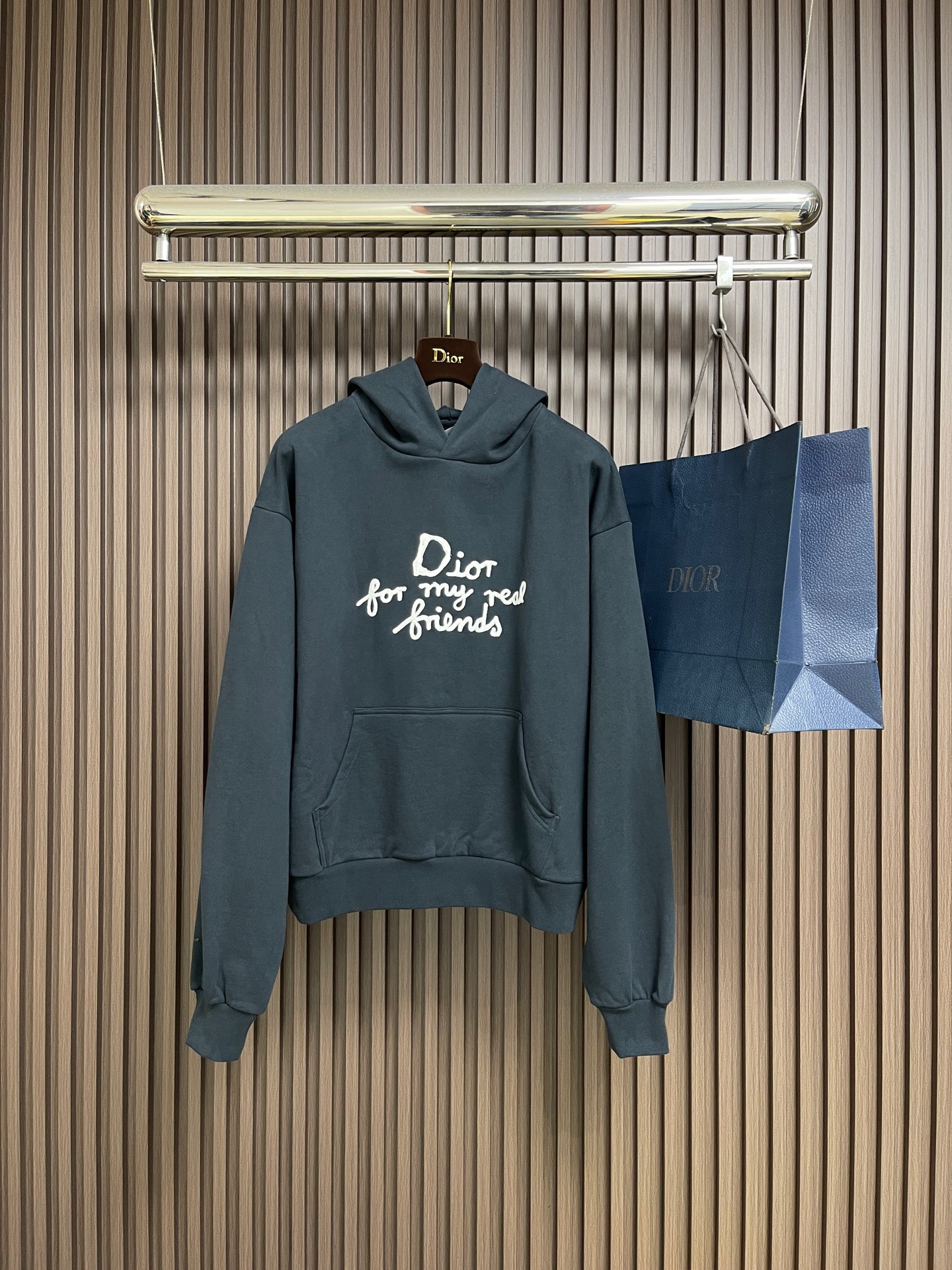 NO:600137,Dior's signature embroidered long-sleeved hooded sweatshirt. This hooded sweatshirt displays the Dior For My Real Friends logo from the DIOR AND HYLTON NEL collaboration. Crafted from navy blue cotton fleece, it features contrasting embroidery on the front and a practical kangaroo pocket. It has a casual fit with a ribbed hem and cuffs to match any casual outfit. DIOR AND HYLTON NEL COLLECTION Doir For My Real Friends  Logo embroidery, hood, front kangaroo pocket, ribbed hem and cuffs. The overall routing is straight and delicate, the fabric is comfortable and soft, and the colors are consistent without color difference. It can be matched with the same style to create a fashionable look and control various occasions. Customized accessories, complete with three standards, same style for men and women. Sizes S-XL, dior, hoodie, sweatshirts, hats, alexander wang19860909Dior 标志性刺绣长袖连帽卫衣,这款连帽运动衫展示来自 DIOR AND HYLTON NEL联名系列的Dior For My Real Friends 标志.采用海军蓝色棉质起绒面料精心制作,正面饰以对比鲜明的刺绣设有实用的袋鼠式口袋.休闲剪裁,搭配罗纹底边和袖口,可与各式休闲装扮搭配.DIOR AND HYLTON NEL 联名系列 Doir For My Real Friends 标志刺绣,连帽,正面袋鼠式口袋,罗纹底边和袖口.整体走线平直细腻,面料舒适柔软,颜色一致无色差 能与同款搭配营造时尚造型,驾驭各种场合,定制辅料,三标齐全,男女同款.尺码S-XL,,dior,hoodie,sweatshirts,hats,alexander wang,Men's clothing