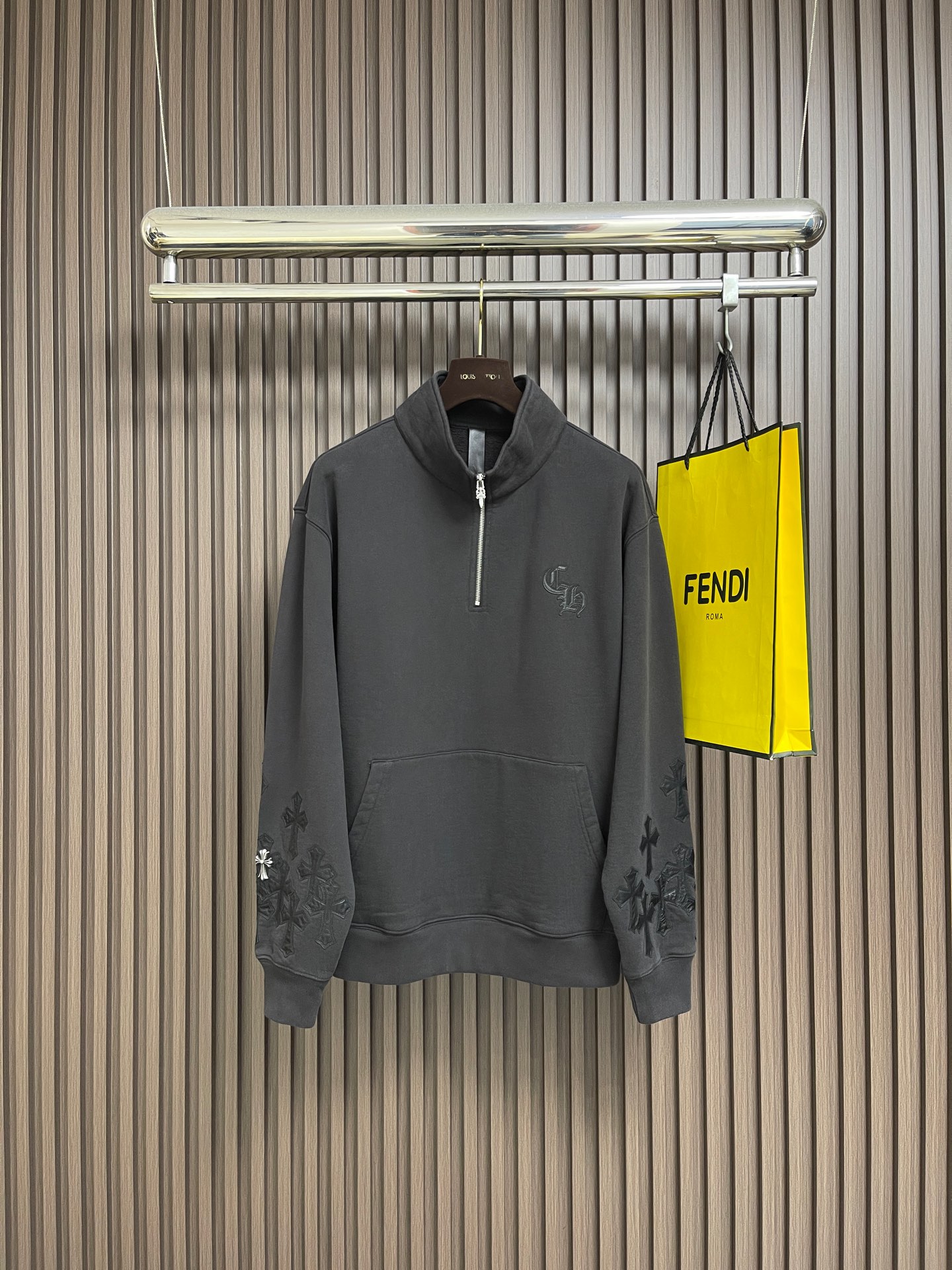 NO:598808,CH Come Hearts FW new washed leather horseshoe flower casual half-zip sweatshirt for couples, leather embroidery craftsmanship!  Customized fabric 420g terry fabric!  The original line is consistent!  Sleeve matching technique. Sizes S-XL,,chrome hearts,hoodie,sweatshirts,alexander wang19860909CH Come Hearts 克罗心 FW新款水洗拼皮马蹄花情侣休闲半拉链卫衣,皮绣工艺！定制面料420克克毛圈面料！原版一致走线！袖隆对版手法.尺码S-XL,,chrome hearts,hoodie,sweatshirts,alexander wang,Men's clothing