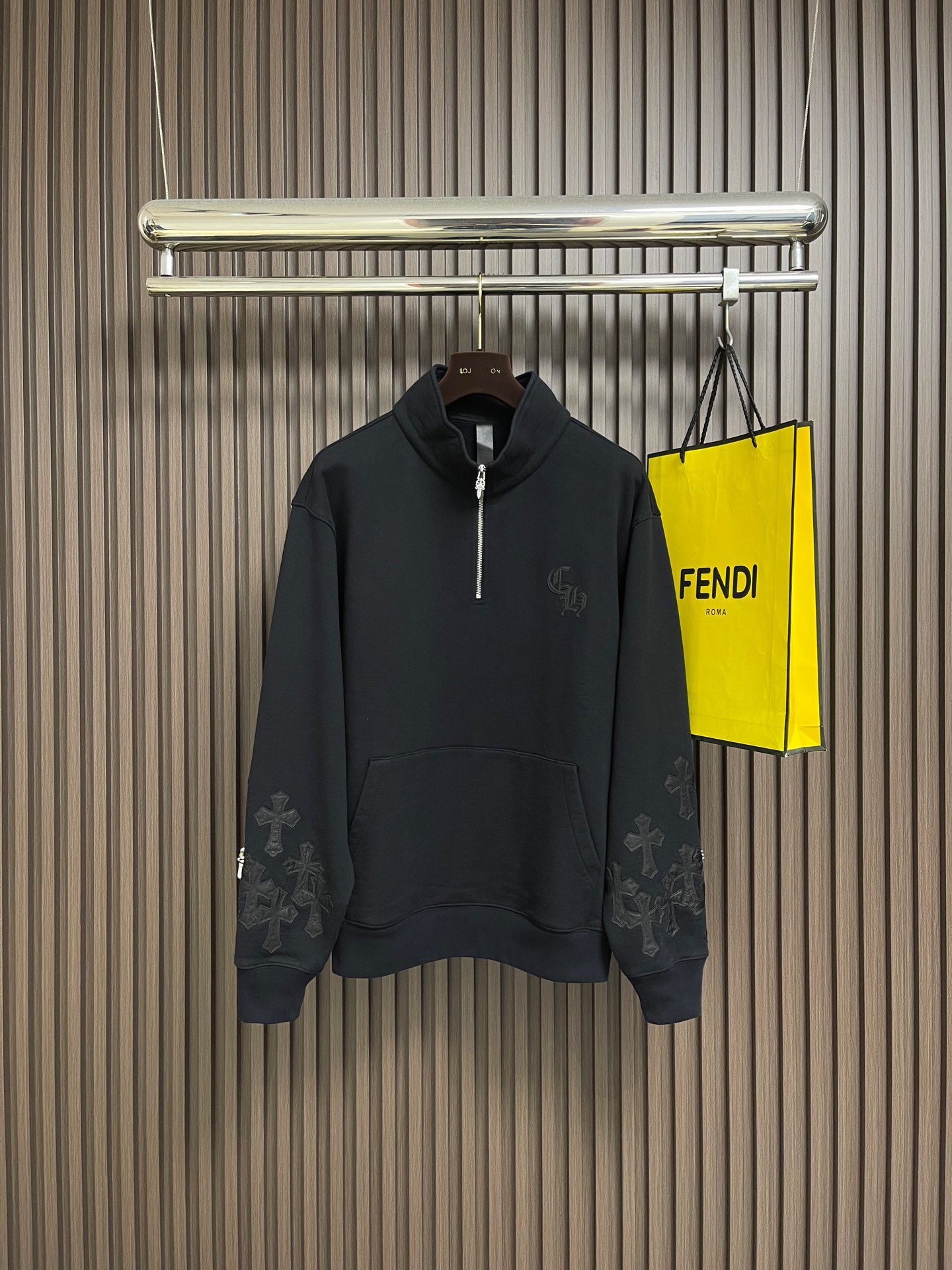 NO:644113,CH Come Hearts 2025FW new washed leather horseshoe flower couple casual half-zip sweatshirt, leather embroidery technology!  Customized fabric 420g terry fabric!  The original line is consistent!  Sleeve matching technique. Sizes S-XL,,chrome hearts,hoodie,sweatshirts,alexander wang19860909CH Come Hearts 克罗心 2025FW新款水洗拼皮马蹄花情侣休闲半拉链卫衣,皮绣工艺！定制面料420克克毛圈面料！原版一致走线！袖隆对版手法.尺码S-XL,,chrome hearts,hoodie,sweatshirts,alexander wang,Men's clothing