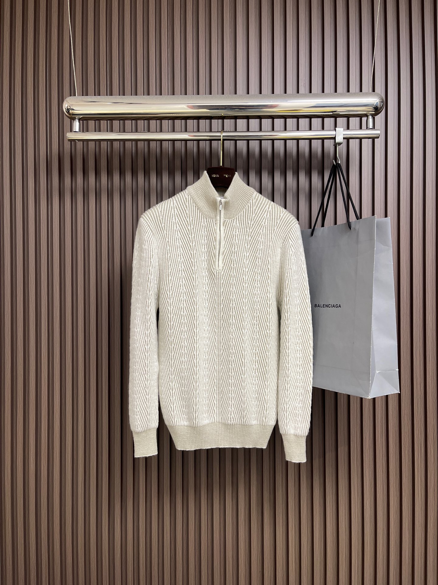 NO:598796,B.C.  2025ss autumn and winter new classic simple semi-zipped knitted sweater, which has become the favorite of many fashion lovers for its excellent quality and exquisite craftsmanship. This sweater is made of top-grade wool fabric, which is soft and delicate to the touch, as light as a cloud. It has excellent thermal insulation performance, even in the cold winter, it can make you feel as warm as spring. The natural characteristics make the sweater have good breathability, keeping the skin dry and comfortable  Suitable and caring for your skin all day long. It adopts a classic stand-up collar style, simple and elegant, versatile and practical. Whether it is paired with casual pants or formal pants, you can easily create different styles. The details highlight the quality. Exquisite stitching and thoughtful tailoring make the sweater fit the body curves and show an elegant figure. Meet your dressing needs in different occasions. Sizes 48-54, sweaters, alexander  wang19860909BC 2025ss秋冬新款经典简约半拉练针织毛衣,它以其卓越的品质和精湛的工艺,成为了众多时尚爱好者的心头好.这款毛衣选用了顶级羊毛面料,触感柔软细腻,如同云朵般轻盈.它具有出色的保暖性能,即使在严寒的冬日,也能让你感受到如春般的温暖.天然特性使得毛衣具有良好的透气性,保持肌肤干爽舒适,全天候呵护你的肌肤.采用了经典立领款式,简约大方,百搭实用.无论是搭配休闲裤还是正装裤,都能轻松打造出不同的风格.细节之处更是彰显品质,精致的缝线和贴心的剪裁,让毛衣贴合身体曲线,展现优雅身姿.满足你在不同场合的穿搭需求.尺码48-54,,sweaters,alexander wang,Men's clothing