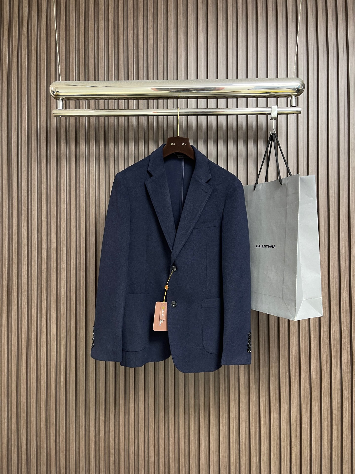 NO:600133,LP Loropiana 2025SS new autumn and winter old money style woolen suit jacket, custom-woven wool fabric, simple and elegant, fashionable or elegant, three-dimensional waist suit tailoring, clean and neat upper body, slimming, timeless style, unique nostalgia and retro style. Sizes 48-54,, loro piana, loro piana, jackets & coats, business suit, alexander wang19860909LP Loropiana 2025SS秋冬新品老钱风穿搭毛呢西装外套,定织羊毛面料,简洁大气可时髦可优雅,立体收腰西装剪裁版型干净利落上身巨显瘦 万年不过时的款 独有的怀旧与复古充满腔调感.尺码48-54,,loro piana,loro piana,jackets & coats,business suit,alexander wang,Men's clothing