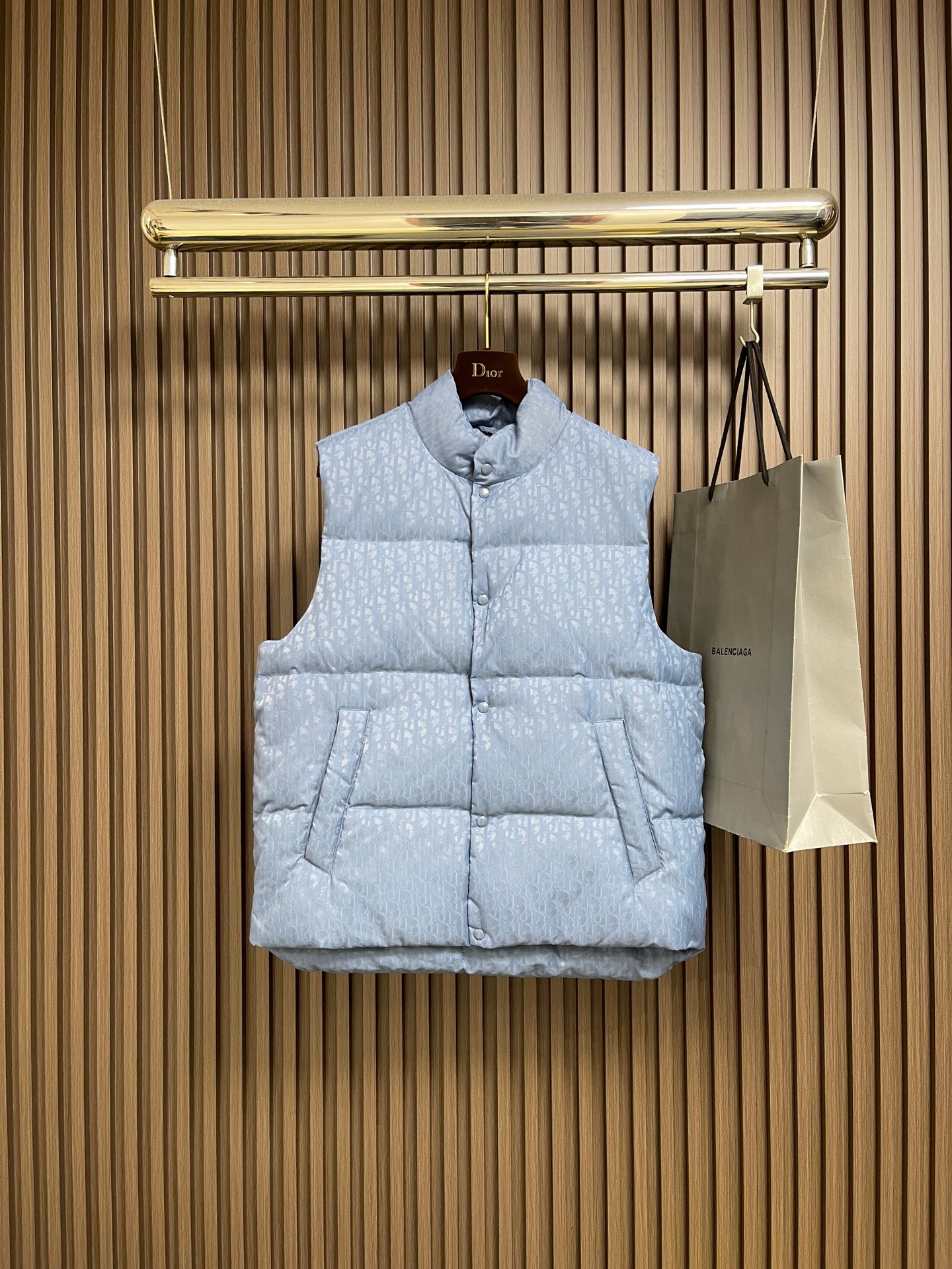 NO:613805,Dior jacquard vest down jacket.  DIOR down jacket vest. The fabric uses scientific jacquard technology. Laser jacquard technology is applied to the fabric to make the entire garment more concave and convex, with a stronger three-dimensional effect. This technology not only improves the visual effect of the fabric, but also enhances the durability and comfort of the fabric. Custom-woven high-density satin nylon material, combined with dark pattern jacquard weaving.  , making the down shirt extremely waterproof, stain-proof, and dust-proof. This ensures that the vest can maintain good appearance and performance in bad weather. Printing process Oblique printing is applied to the fabric through precise printing technology, perfectly blending with the fabric, presenting a low-key and luxurious visual effect. Down  High-quality 90 white duck down is used as the filling. After strict processing and screening, it ensures the fluffiness and warmth of the down. The down is evenly filled into the inner liner of the vest and fixed by sewing and gluing. The tailoring of the shirt is very fitting, with smooth and natural lines, and can be used very easily.  It well highlights the wearer's figure curve and shows an elegant temperament. The chest pocket design is practical and casual. The chest pocket design is not only practical, but also adds a casual feel to the overall shape, making the shirt more suitable for daily wear. Sizes 46-52, dior, shirts, down  jacket,alexander wang19860909Dior 提花马甲羽绒服. DIOR羽绒服马甲.面料采用科技提花技术在面料上应用激光提花技术,使整件衣服凹凸有致,立体感更强.这种技术不仅提升了面料的视觉效果,还增强了面料的耐用性和舒适度.定织高密度缎面尼龙材质,结合暗纹提花织法,使得羽绒衬衫具有极高的防水、防污、防尘性能.这确保了马甲在恶劣天气下也能保持良好的外观和性能.印花工艺Oblique印花通过精密的印刷技术应用于面料上,与面料完美融合,呈现出低调而奢华的视觉效果.羽绒填充选用高品质的90白鸭绒作为填充物,经过严格的处理和筛选,确保羽绒的蓬松度和保暖性.将羽绒均匀地填充到马甲的内胆中,并通过缝制压胶等方式固定.剪裁合身,线条流畅衬衫的剪裁非常合身,线条流畅自然,能够很好地凸显穿着者的身材曲线,展现出优雅的气质.胸前口袋设计实用又休闲胸前的口袋设计不仅具有实用性,还为整体造型增添了一抹休闲感,使得衬衫更加适合日常穿着.尺码46-52,,dior,shirts,down jacket,alexander wang,Men's clothing