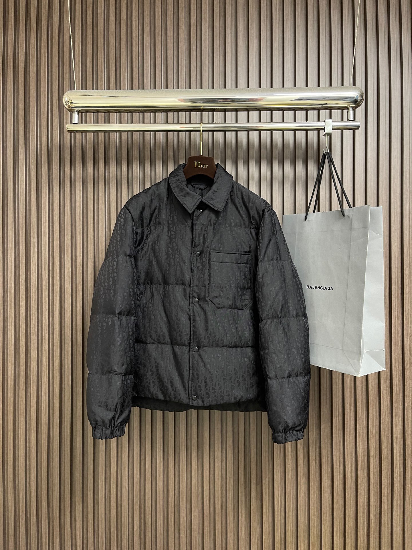 NO:627471,Dior jacquard jacket style down jacket.  DIOR down jacket stand collar shirt style. The fabric uses scientific jacquard technology. Laser jacquard technology is applied to the fabric to make the whole piece of clothing more concave and convex, with a stronger three-dimensional effect. This technology not only improves the visual effect of the fabric, but also enhances the durability and comfort of the fabric. Custom-woven high-density satin nylon material, combined with dark patterns  The jacquard weaving method makes the down shirt extremely waterproof, stain-proof, and dust-proof. This ensures that the vest can maintain good appearance and performance in bad weather. Printing process Oblique printing is applied to the fabric through precise printing technology and perfectly blends with the fabric, presenting a low-key and luxurious visual effect  Fruit. The down filling uses high-quality 90 white duck down as the filler. After strict processing and screening, it ensures the fluffiness and warmth of the down. The down is evenly filled into the inner liner of the vest and fixed by sewing and gluing. The tailoring of the shirt is very fit and the lines are smooth and natural.  , can well highlight the wearer's figure curve and show an elegant temperament. The chest pocket design is practical and casual. The chest pocket design is not only practical, but also adds a casual feel to the overall shape, making the shirt more suitable for daily wear. Sizes 46-52, dior, jackets  & coats,shirts,down jacket,alexander wang19860909Dior 提花夹克款式羽绒服. DIOR羽绒服立领衬衫款式.面料采用科技提花技术在面料上应用激光提花技术,使整件衣服凹凸有致,立体感更强.这种技术不仅提升了面料的视觉效果,还增强了面料的耐用性和舒适度.定织高密度缎面尼龙材质,结合暗纹提花织法,使得羽绒衬衫具有极高的防水、防污、防尘性能.这确保了马甲在恶劣天气下也能保持良好的外观和性能.印花工艺Oblique印花通过精密的印刷技术应用于面料上,与面料完美融合,呈现出低调而奢华的视觉效果.羽绒填充选用高品质的90白鸭绒作为填充物,经过严格的处理和筛选,确保羽绒的蓬松度和保暖性.将羽绒均匀地填充到马甲的内胆中,并通过缝制压胶等方式固定.剪裁合身,线条流畅衬衫的剪裁非常合身,线条流畅自然,能够很好地凸显穿着者的身材曲线,展现出优雅的气质.胸前口袋设计实用又休闲胸前的口袋设计不仅具有实用性,还为整体造型增添了一抹休闲感,使得衬衫更加适合日常穿着.尺码46-52,,dior,jackets & coats,shirts,down jacket,alexander wang,Men's clothing