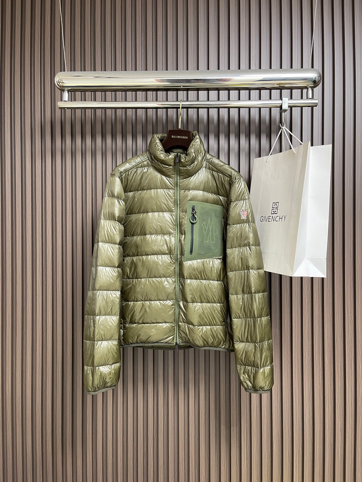 NO:606888,Moncler Fraser Foldable Short Down Jacket Jacket, Fraser Down Jacket is lightweight and foldable, suitable for outdoor activities in mild weather. Short design, made of durable and practical fine nylon fabric. Performance design can help keep you dry and protect you from cold wind, while maintaining breathability to easily cope with various weather conditions. Paired with practical and spacious chest pockets, it adds a finishing touch. Designed for outdoor activities, made of fine fabric and polyester fiber lining.  Foldable for storage. Sizes 1-2-3-4-5,,jackets & coats,jackets & coats,down jacket,alexander wang19860909Moncler Fraser可折叠短款羽绒夹克外套,Fraser羽绒夹克轻盈可折叠,适合温和天气时户外活动穿着.短款设计,采用经久实用的细密尼龙面料制成.性能设计可帮助您保持干爽,为您抵御寒风,同时保持通透性,轻松应对各种天气条件.搭配实用宽敞的胸部衣袋,增添点睛之笔.专为户外活动设计,采用细密面料制成,聚酯纤维衬里．可折叠收纳.尺码1-2-3-4-5,,jackets & coats,jackets & coats,down jacket,alexander wang,Men's clothing