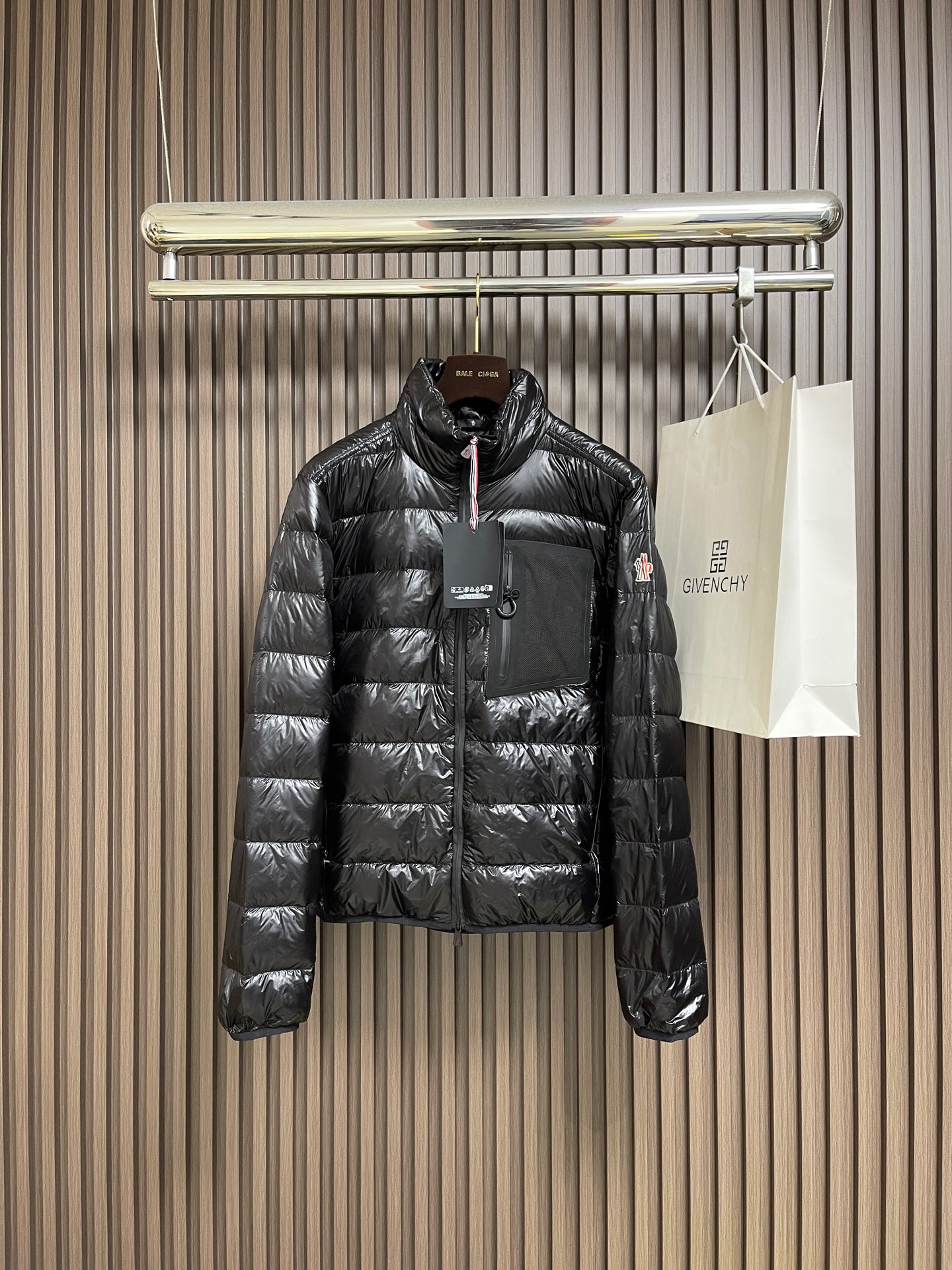 NO:601202,Moncler Fraser Foldable Short Down Jacket Jacket, Fraser Down Jacket is lightweight and foldable, suitable for outdoor activities in mild weather. Short design, made of durable and practical fine nylon fabric. Performance design can help keep you dry and protect you from cold wind, while maintaining breathability to easily cope with various weather conditions. Paired with practical and spacious chest pockets, it adds a finishing touch. Designed for outdoor activities, made of fine fabric and polyester fiber lining.  Foldable for storage. Sizes 1-2-3-4-5,,jackets & coats,jackets & coats,down jacket,alexander wang19860909Moncler Fraser可折叠短款羽绒夹克外套,Fraser羽绒夹克轻盈可折叠,适合温和天气时户外活动穿着.短款设计,采用经久实用的细密尼龙面料制成.性能设计可帮助您保持干爽,为您抵御寒风,同时保持通透性,轻松应对各种天气条件.搭配实用宽敞的胸部衣袋,增添点睛之笔.专为户外活动设计,采用细密面料制成,聚酯纤维衬里．可折叠收纳.尺码1-2-3-4-5,,jackets & coats,jackets & coats,down jacket,alexander wang,Men's clothing
