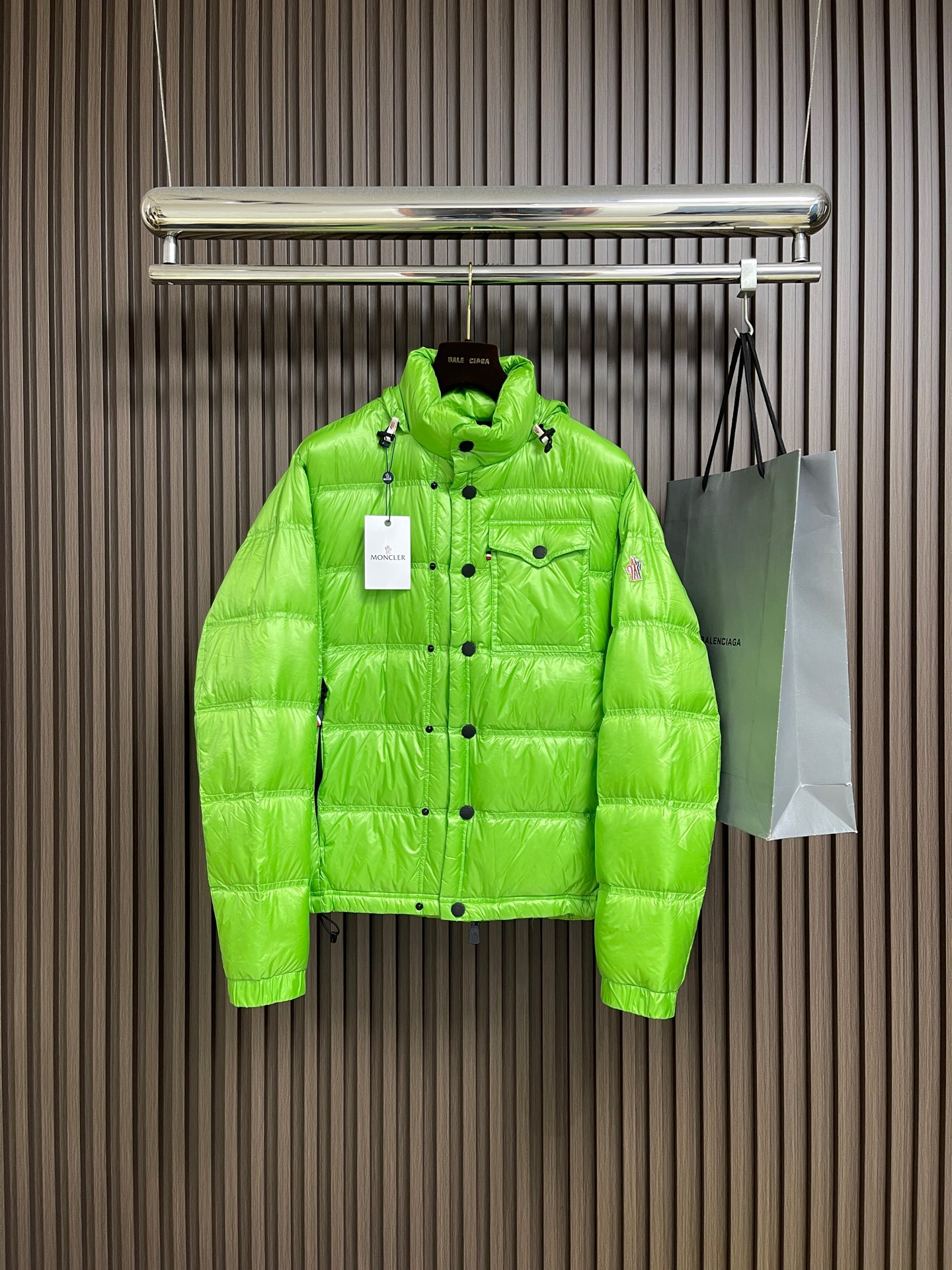 NO:627465,Moncler Raffort Ski Down Jacket, high version in 90 white goose down, designed for outdoor activities Made from micro ripstop recycled micro ripstop lining Down filling Packable Pull-out hood Waterproof zipper and snap closure Pockets with snap and waterproof zipper Gloves pull out from sleeve edge Elastic hem, drawstring fastening. Sizes 1-2-3-4,,down jacket,gloves,hats,alexander wang19860909Moncler Raffort 滑雪系列羽绒服,90白鹅绒高版,专为户外活动而设计 由微型防撕 裂材料制成再生微防撕裂衬里 羽绒填充 可打包 抽拉式风帽 防水拉链和按扣开合 口袋配有按扣和防水拉链 从袖子边 緣拉出手套 弹性下摆,抽绳固定.尺码1-2-3-4,,down jacket,gloves,hats,alexander wang,Men's clothing