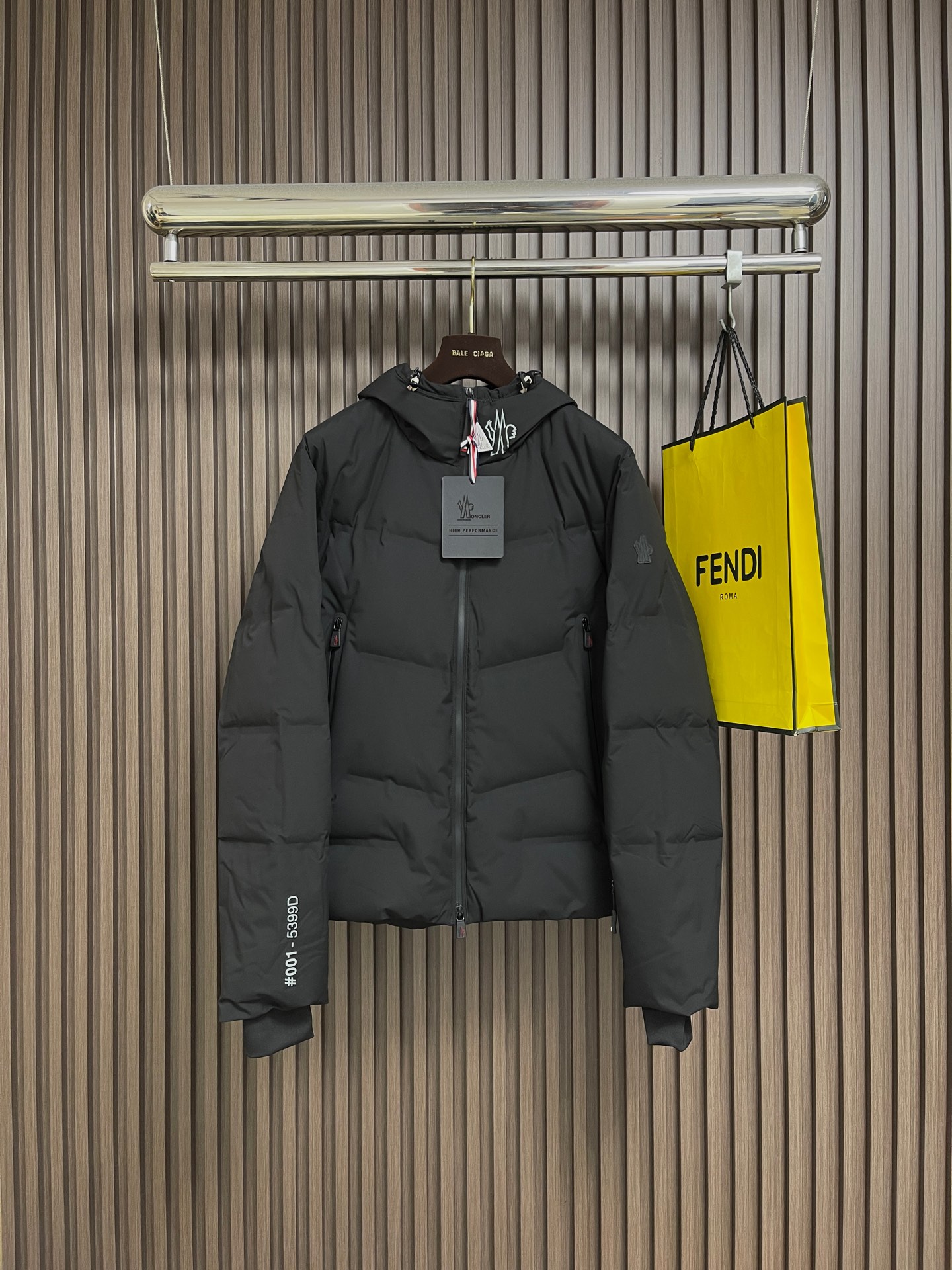 NO:606943,Moncler Angren Hooded Down Ski Jacket The Angren men's down jacket offers bold, modern lines. Designed in a cropped silhouette, it's made from four-way stretch poplin for easy movement. This practical jacket has functional zippers and stretch-jersey wrist guards to protect against the elements. Built-in RECCO reflectors add a finishing touch to the style. Made from a double layer of four-way stretch poplin, four-way stretch poplin lining with down-filled heat-sealed seams  Adjustable drawstring hood with bonded checkered quilted logo detail. Sizes 1-2-3-4-5,,jackets & coats,jackets & coats,down jacket,hats,alexander wang19860909Moncler Angren连帽羽绒滑雪夹克连帽外套,Angren男士羽绒夹克演绎大胆的现代线条.短款设计,采用四向弹性府绸面料制成,便于自如活动.这款实用夹克配有功能性拉链和弹性平纹针织护腕,可抵御恶劣天气.内置RECCO反射器,为款式增添点睛之笔.采用双层四向弹性府绸面料制成四向弹性府绸面料衬里填充羽绒热封接缝 可调节抽绳兜帽粘合方格块绗缝标识细节. 尺码1-2-3-4-5,,jackets & coats,jackets & coats,down jacket,hats,alexander wang,Men's clothing